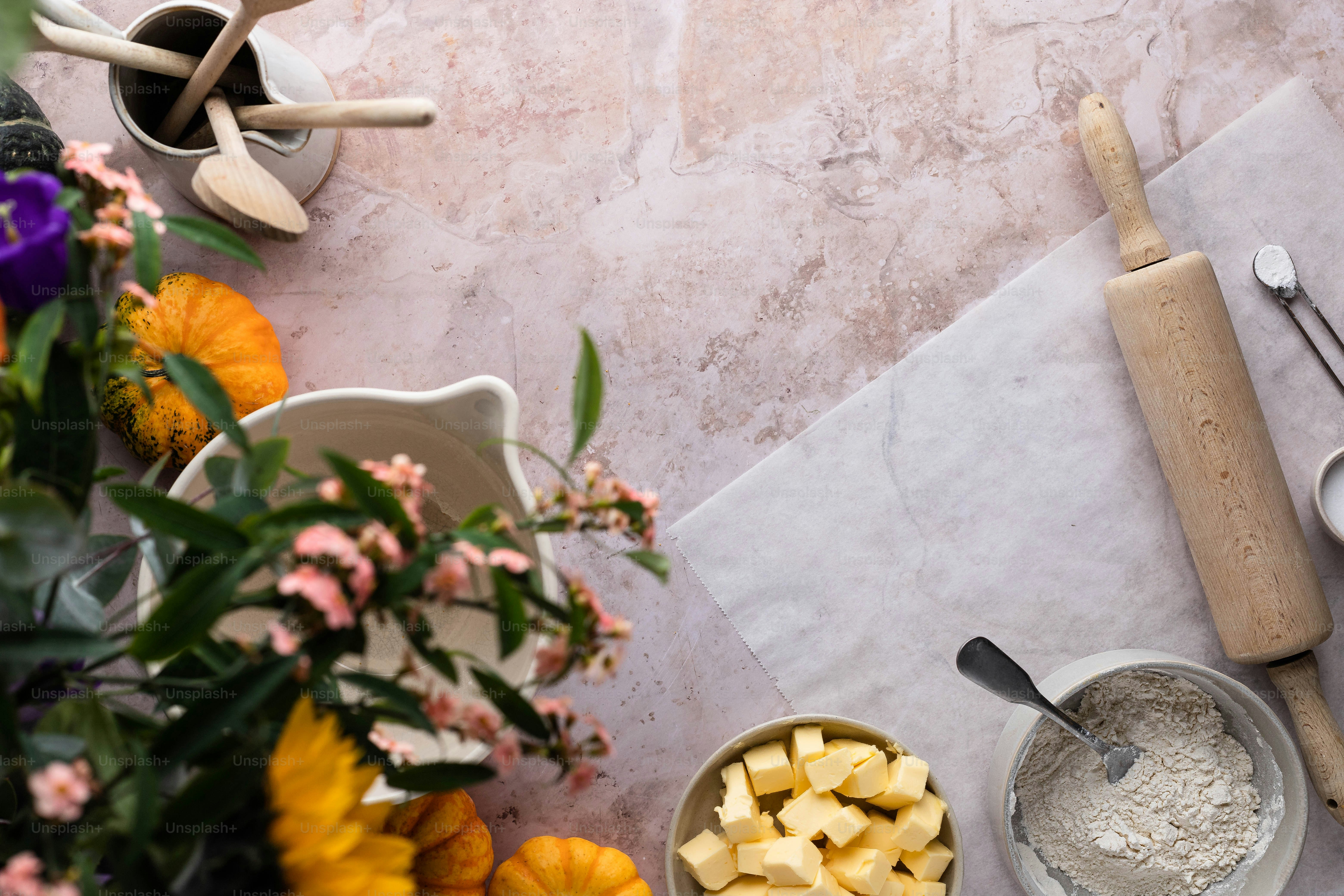 ein Tisch mit Schüsseln mit Essen und Utensilien