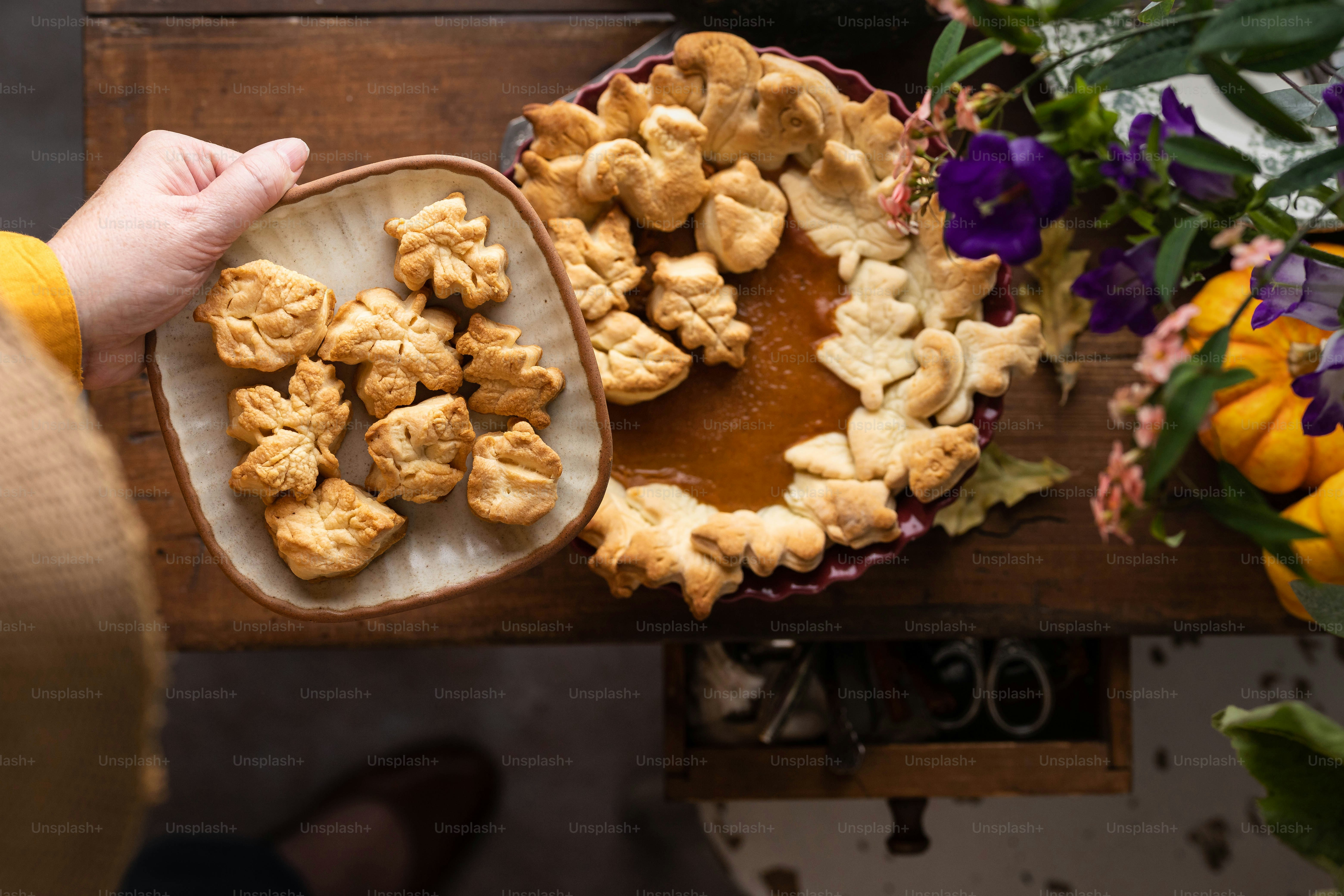 una persona che tiene un piatto di cibo su un tavolo