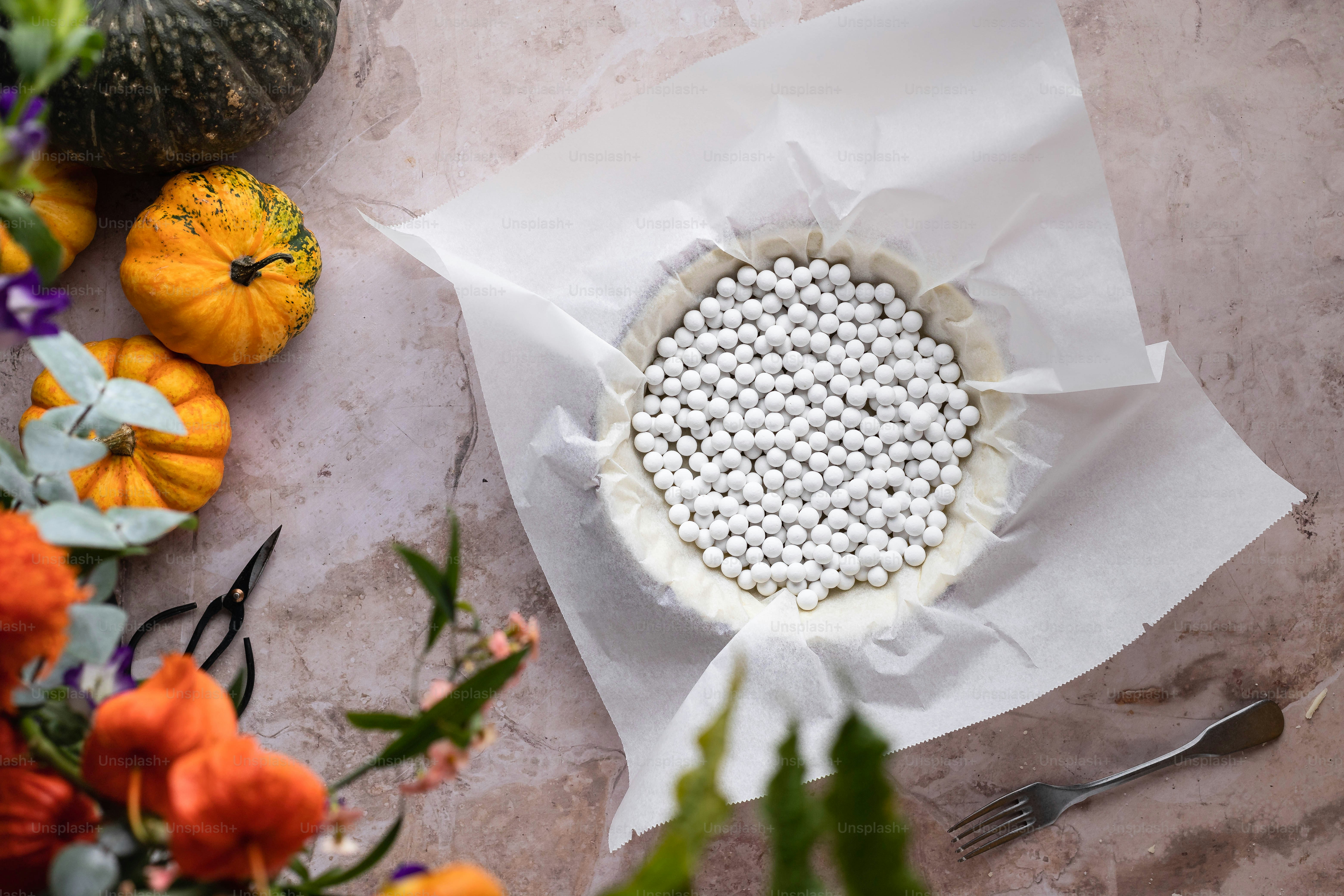 una torta seduta sopra un tavolo accanto ai fiori