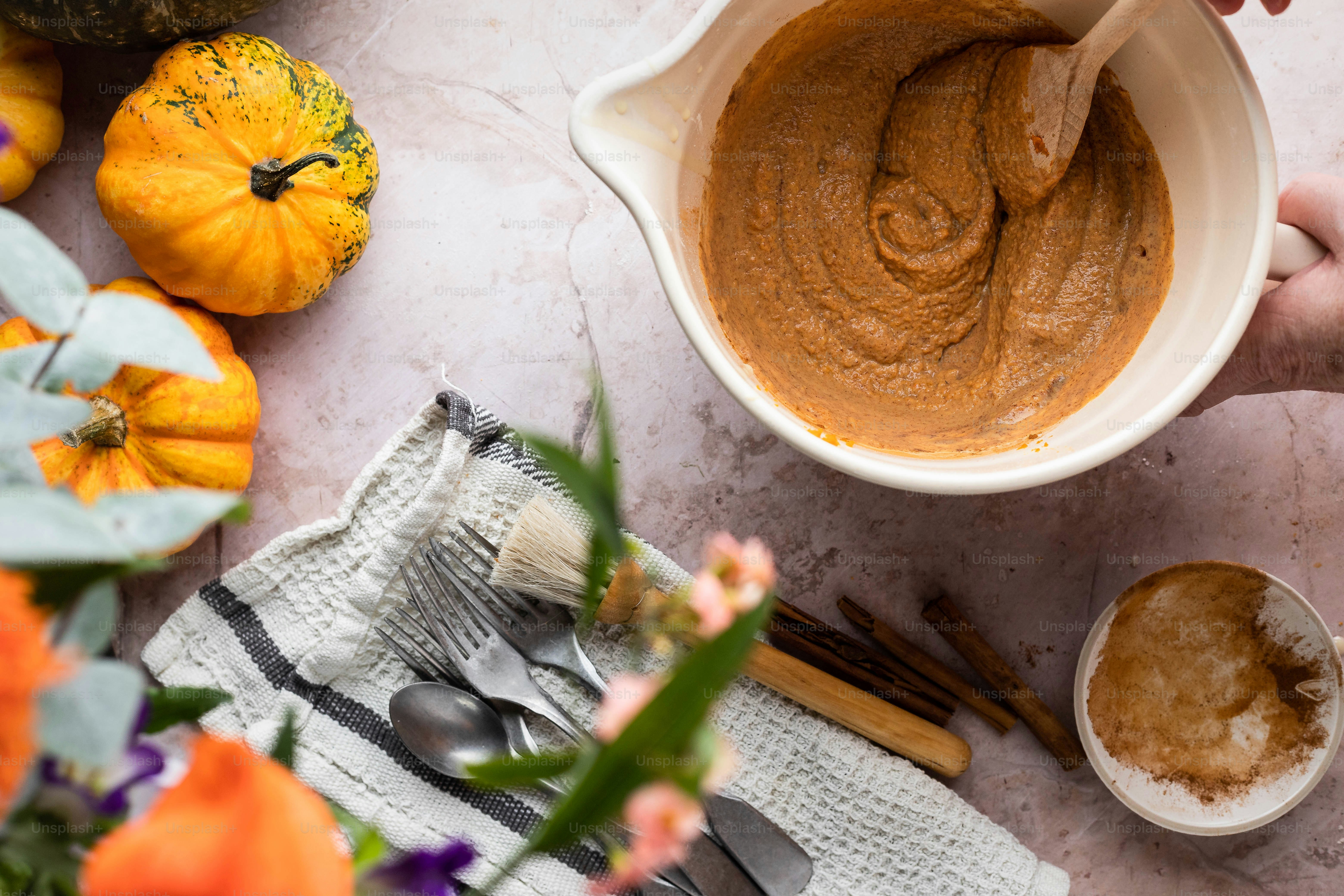 una ciotola di burro di arachidi accanto a una ciotola di burro alla cannella