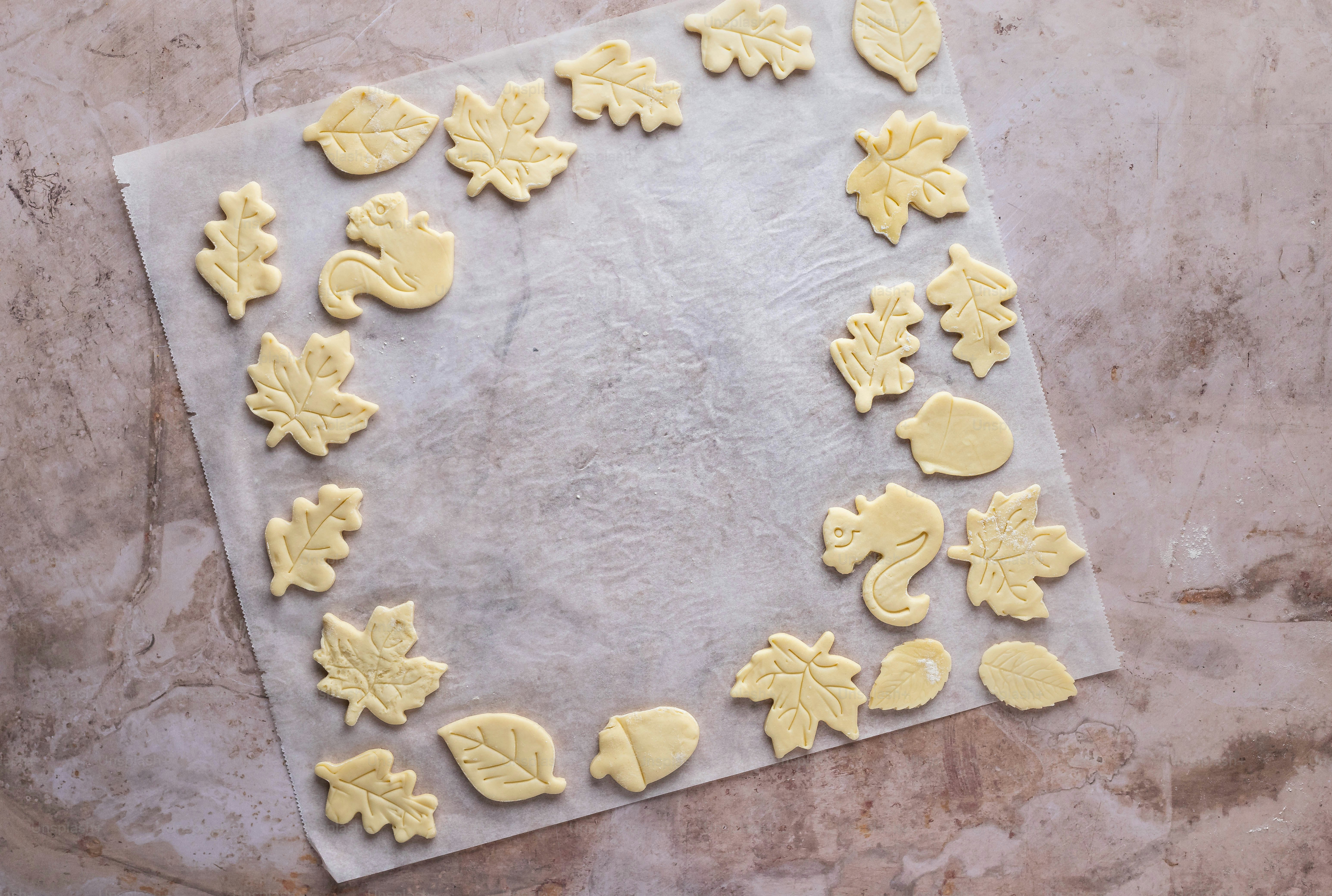 un foglio di biscotti con foglie e ghiande su di esso