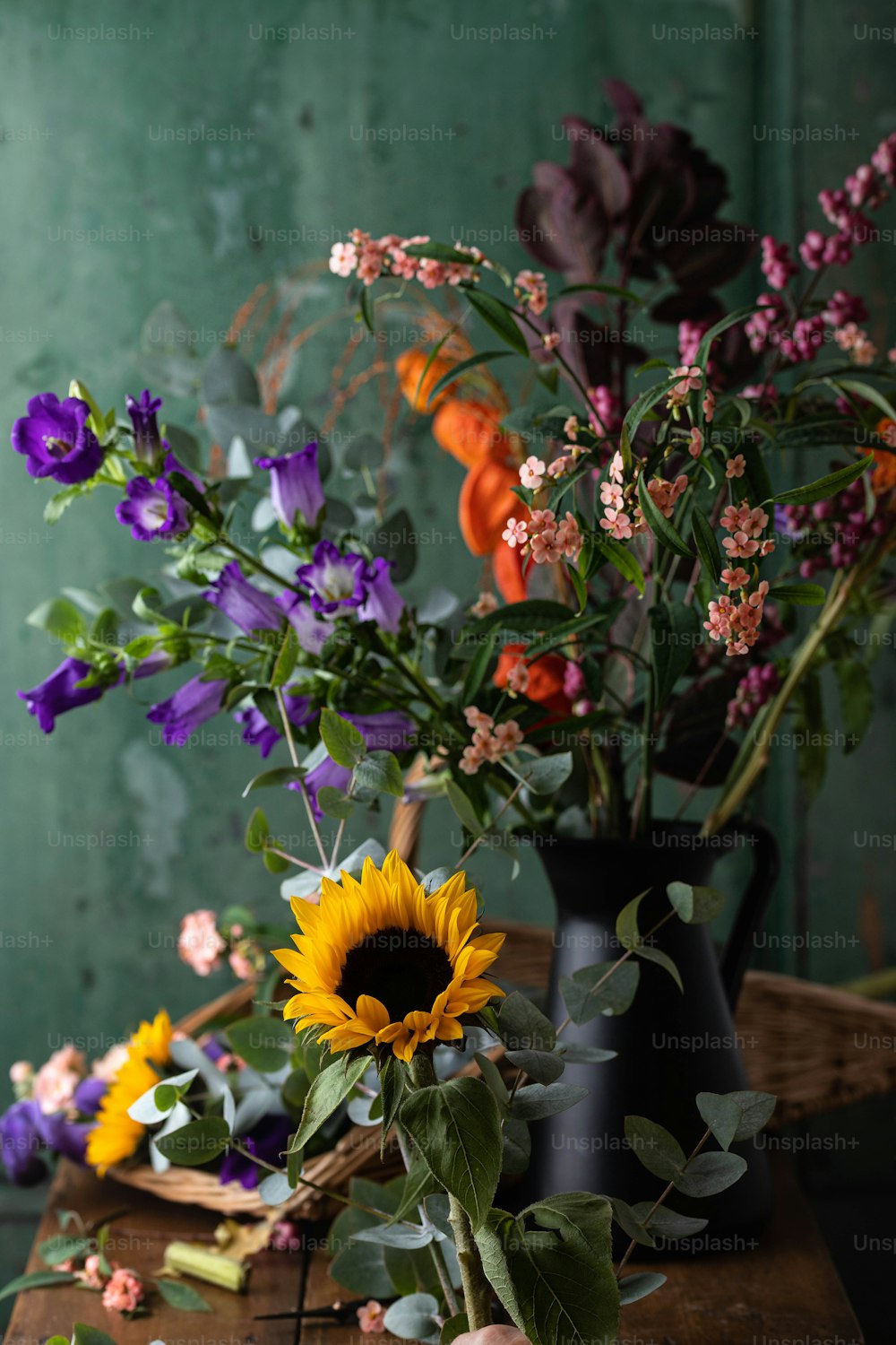 花でいっぱいの花瓶で覆われた木製のテーブル