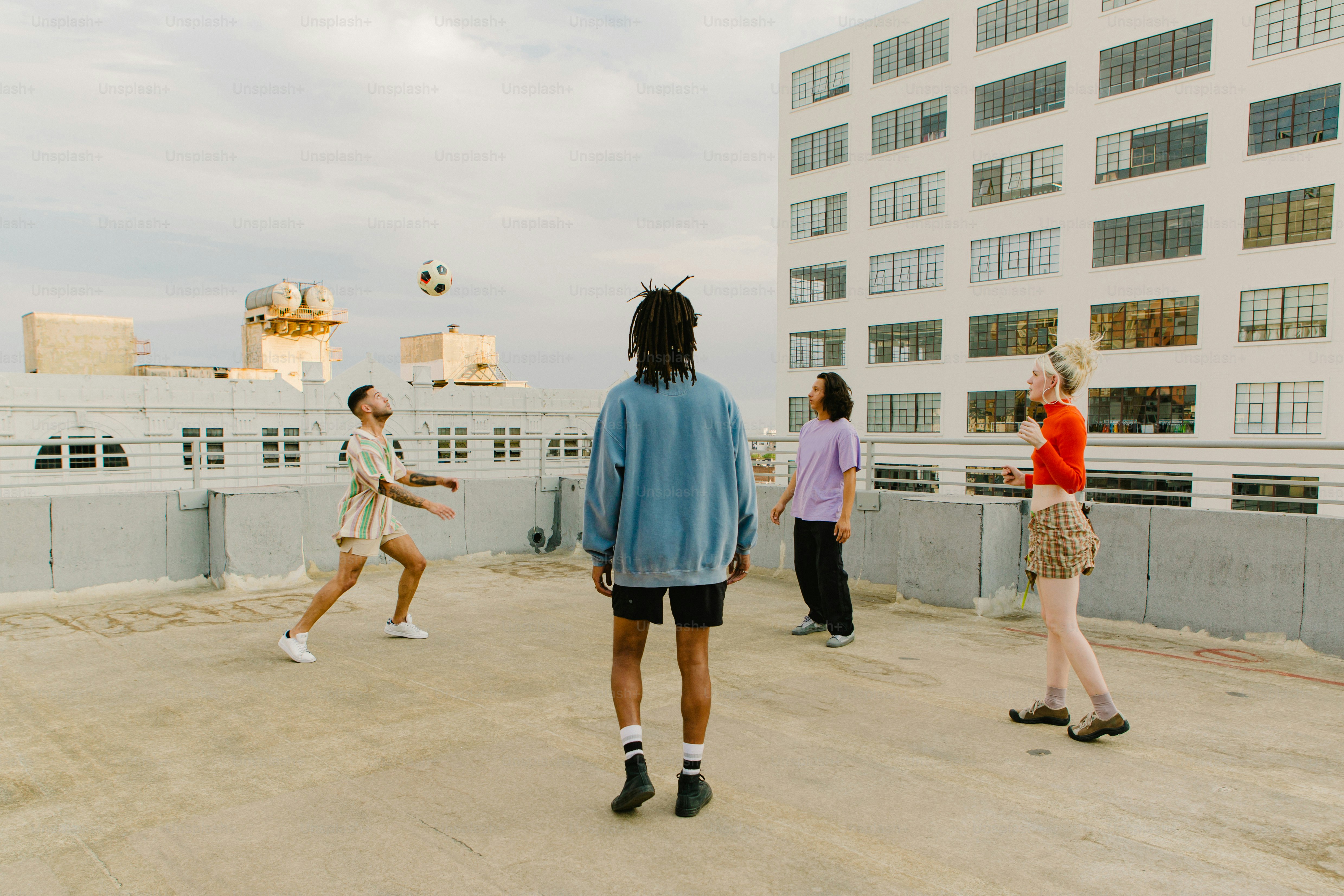 Un groupe de jeunes jouant à un jeu de frisbee
