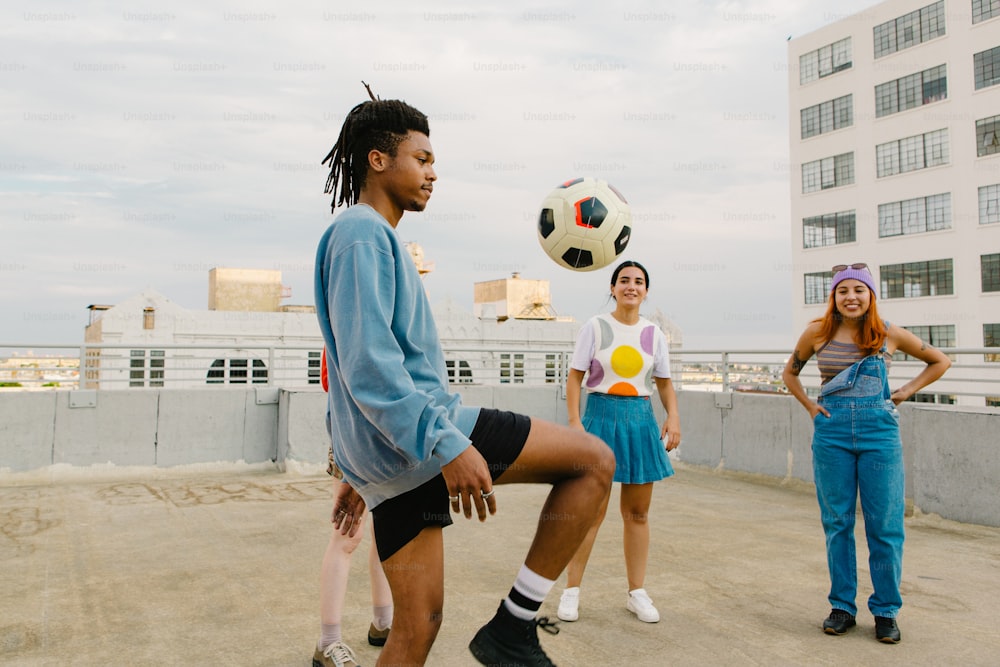 um grupo de jovens brincando com uma bola de futebol