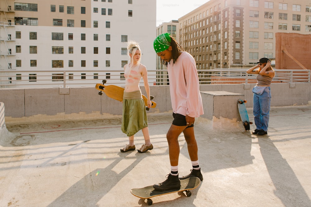 un paio di persone che sono in piedi su uno skateboard