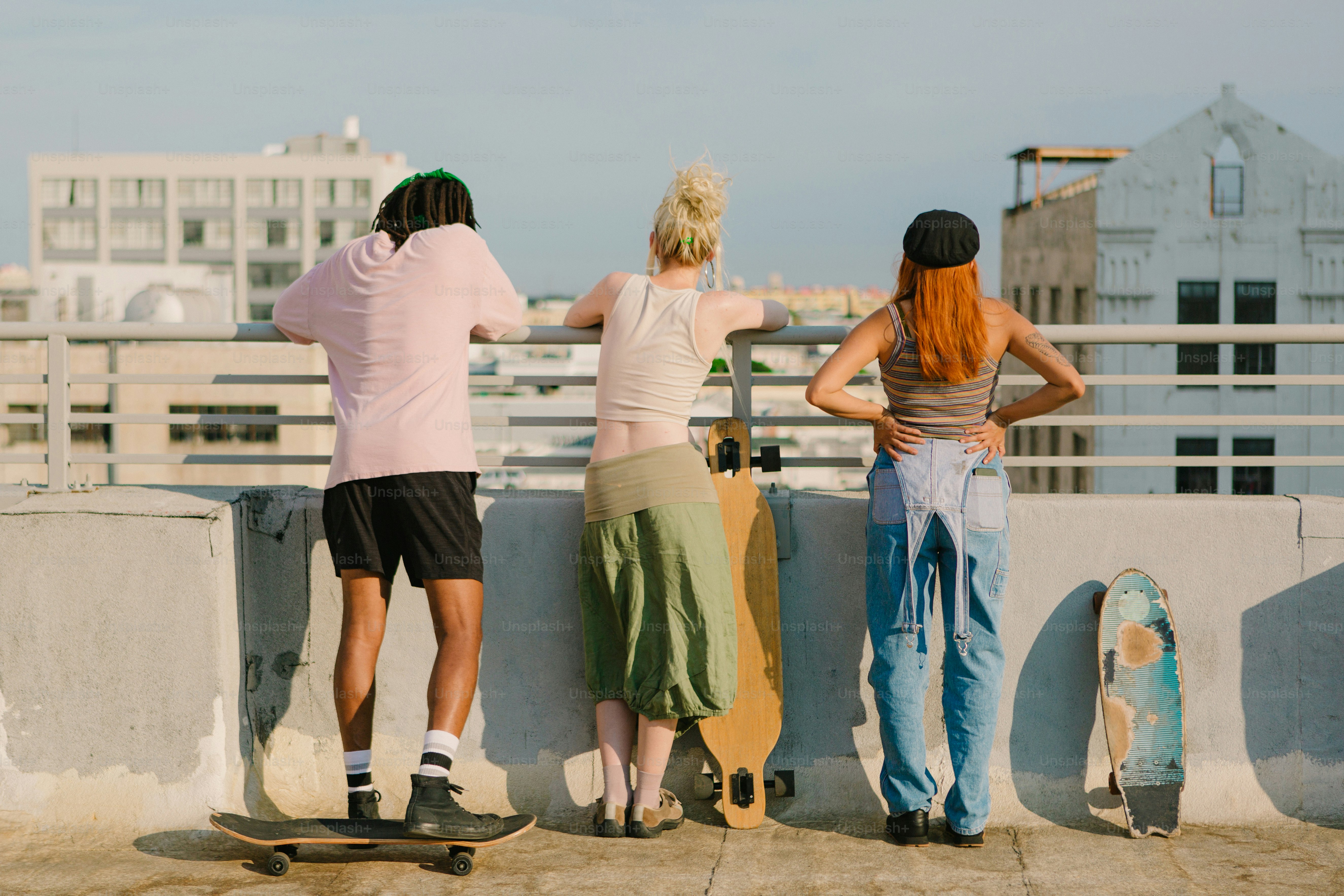 un groupe de personnes debout les unes à côté des autres