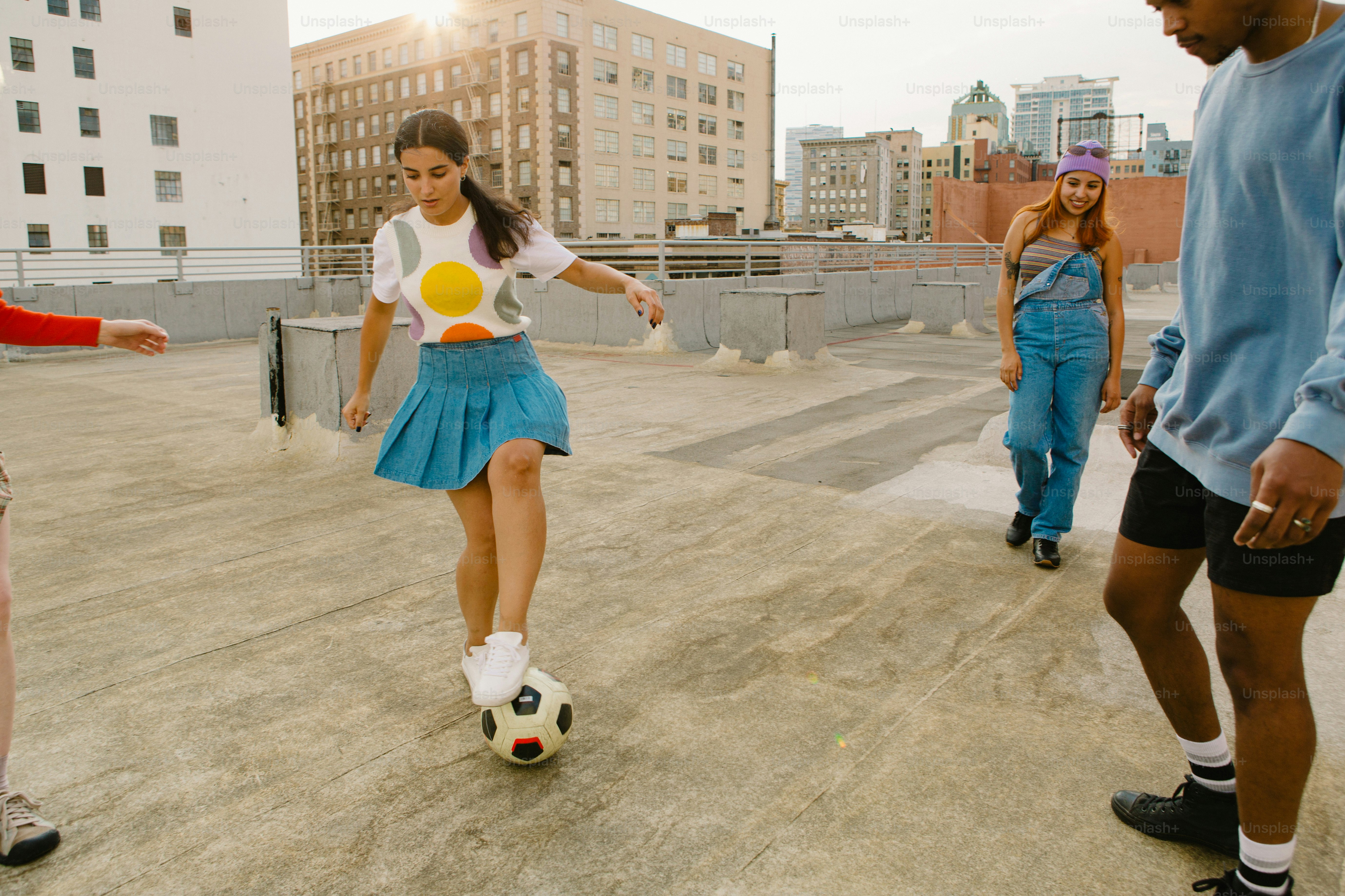 un groupe de jeunes jouant au soccer
