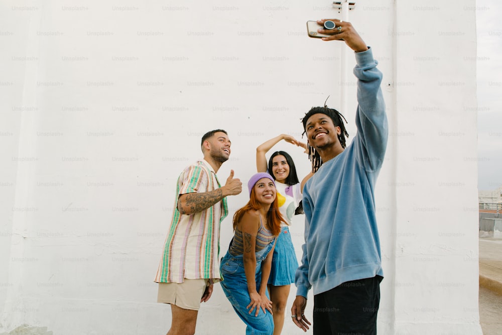 um grupo de pessoas tirando uma foto com um celular