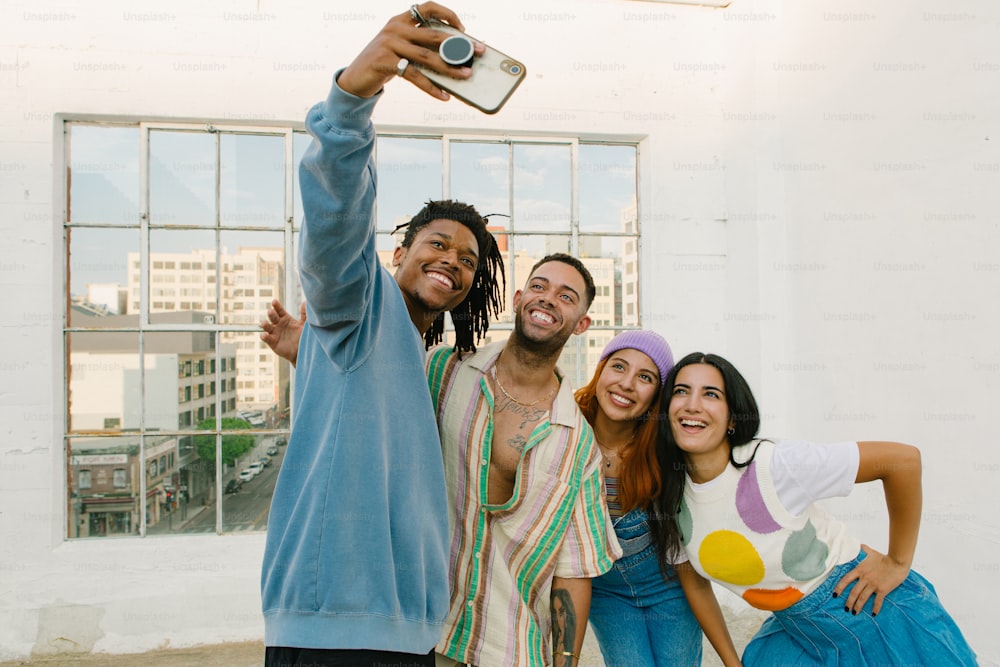 um grupo de amigos tirando uma selfie com um celular