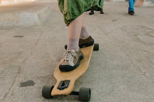 通りをスケートボードに乗っている人