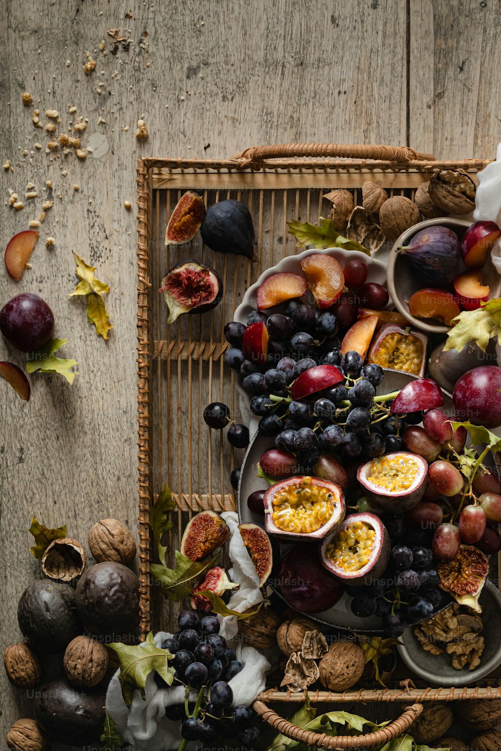 uma mesa coberta com pratos de frutas e nozes