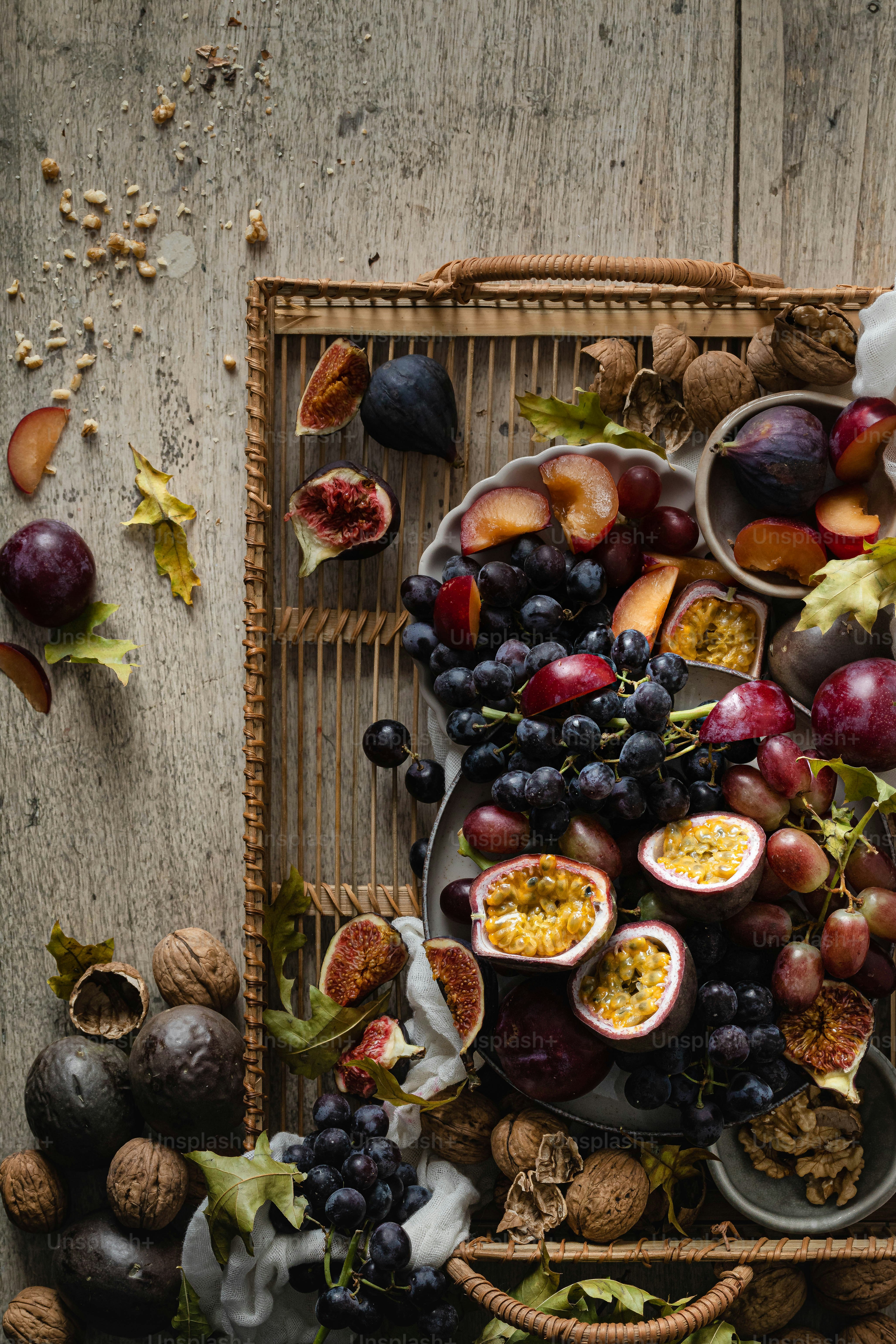 un plateau rempli de fruits assortis sur une table en bois