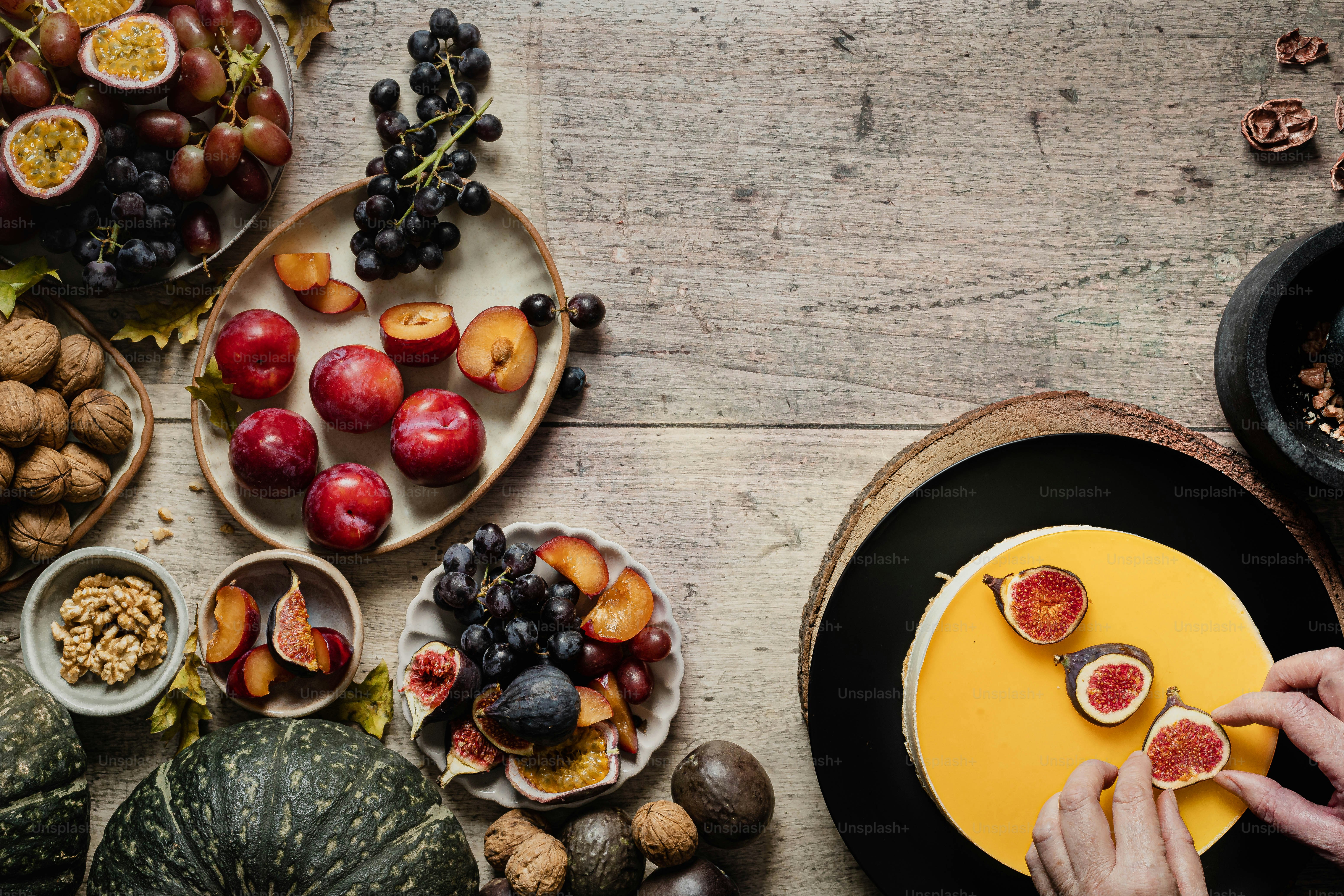 une personne coupant un fruit dans une assiette