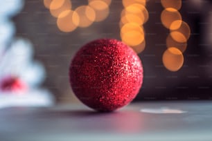 uma bola vermelha sentada em cima de uma mesa