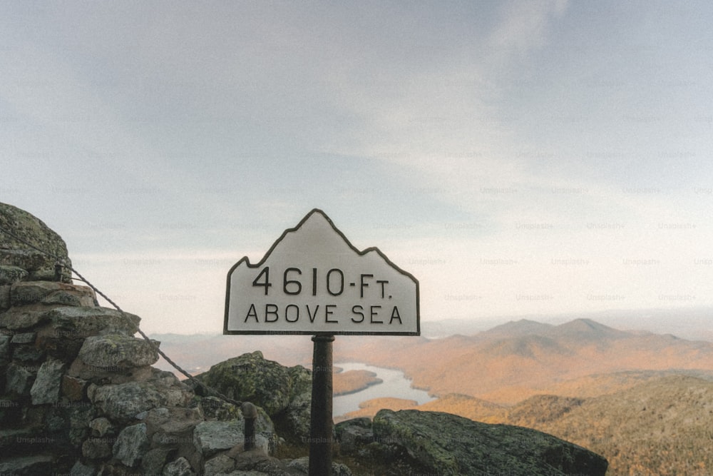 ein Schild, das sich an der Seite eines Berges befindet