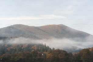 Blick auf einen nebelverhangenen Berg
