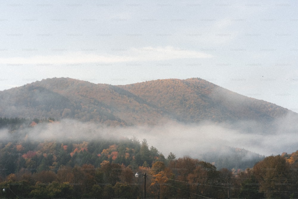una vista di una montagna coperta di nebbia