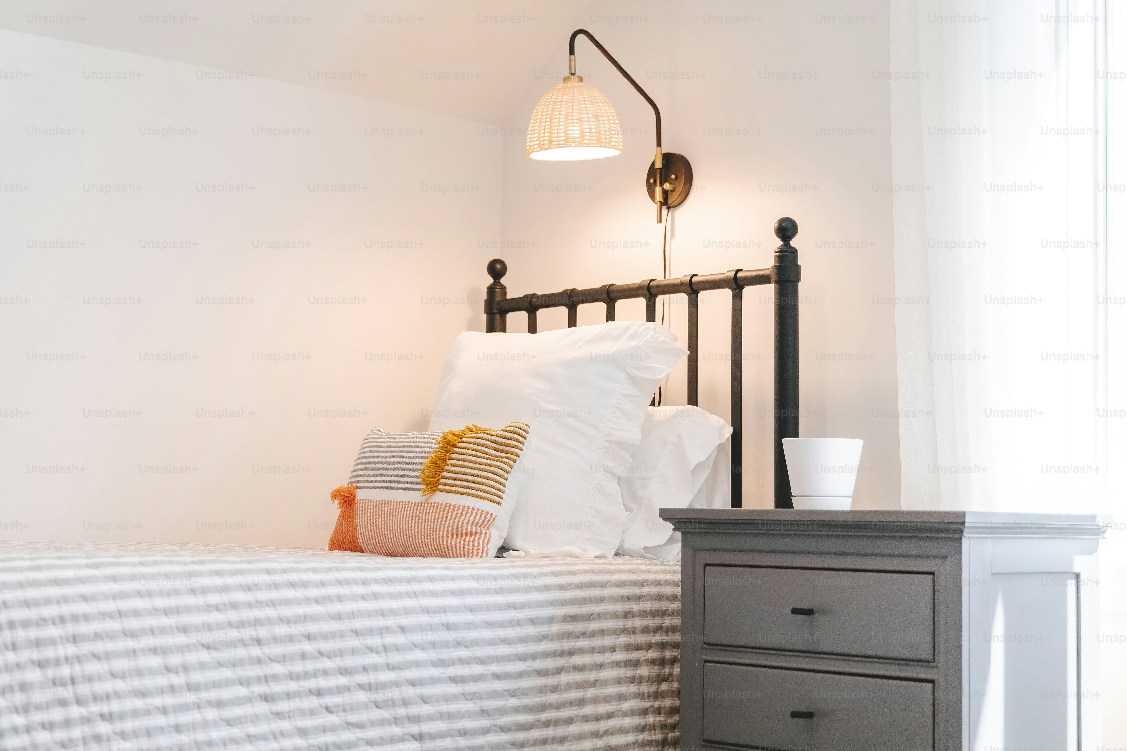 ein Schlafzimmer mit einem Bett, einem Nachttisch und einer Lampe