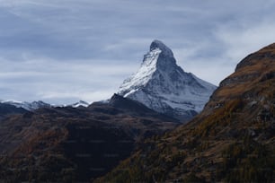 uma montanha com um pico coberto de neve ao longe