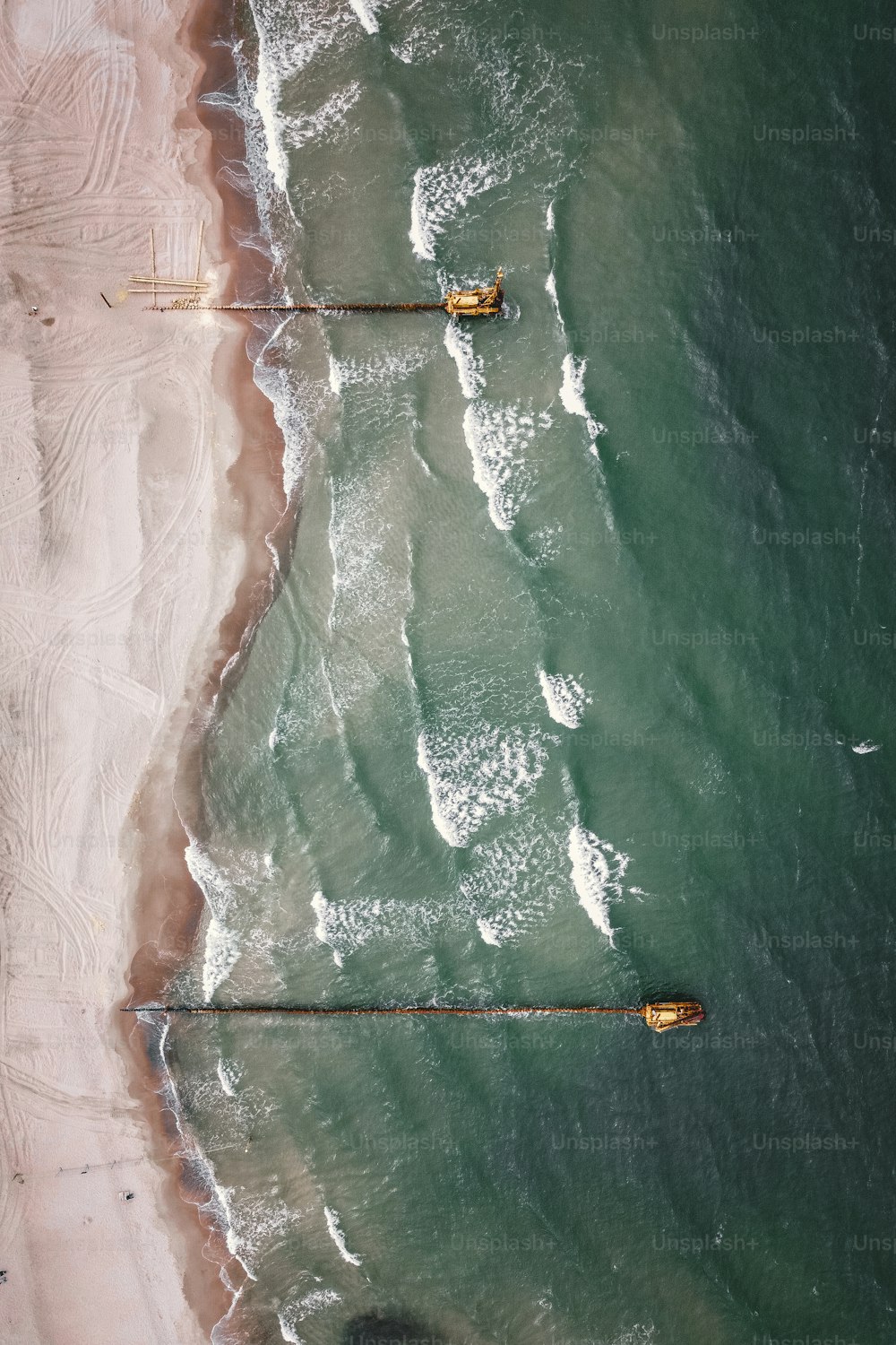 Un par de botes flotando sobre un cuerpo de agua