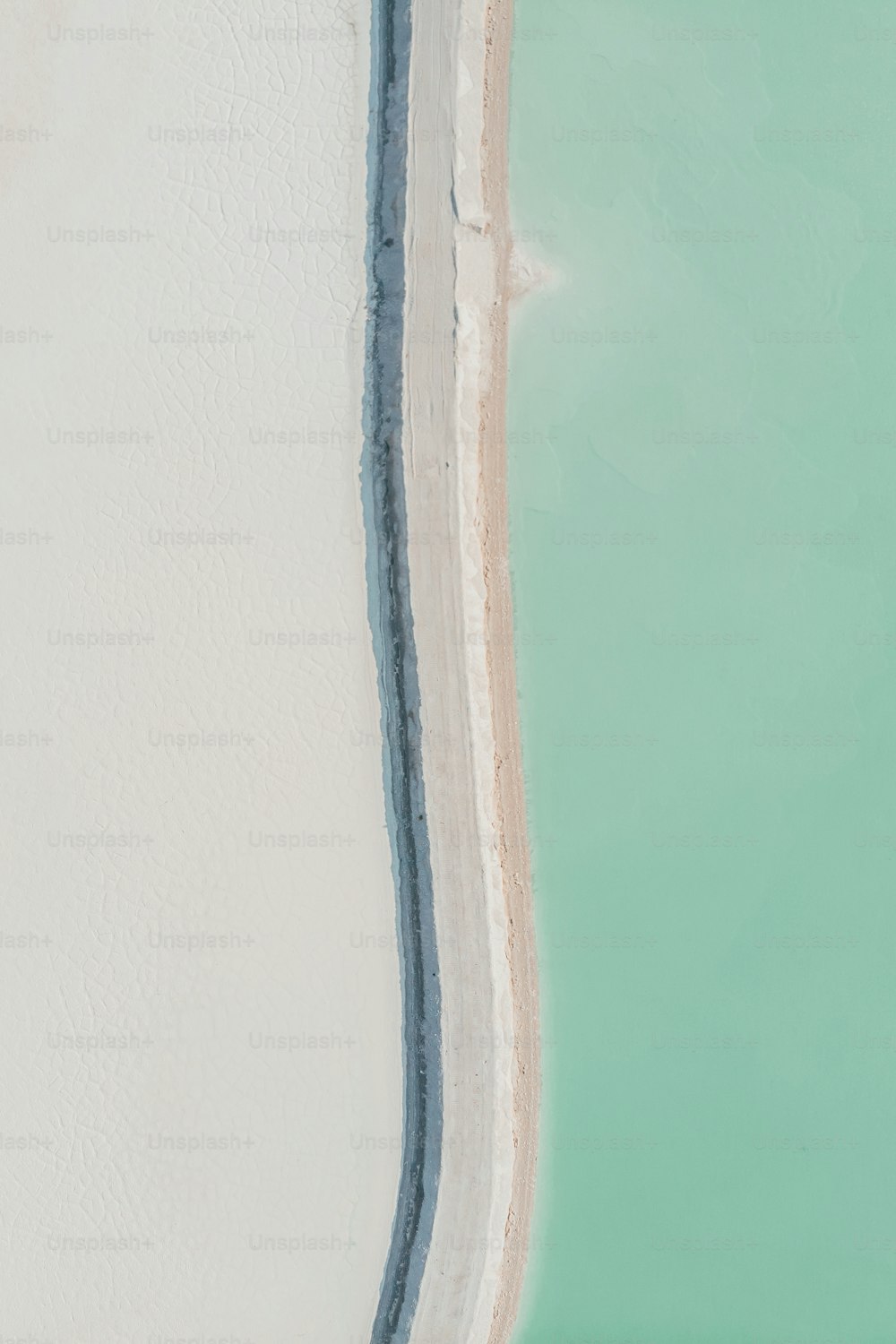 砂浜の上でサー��フボードに乗る男