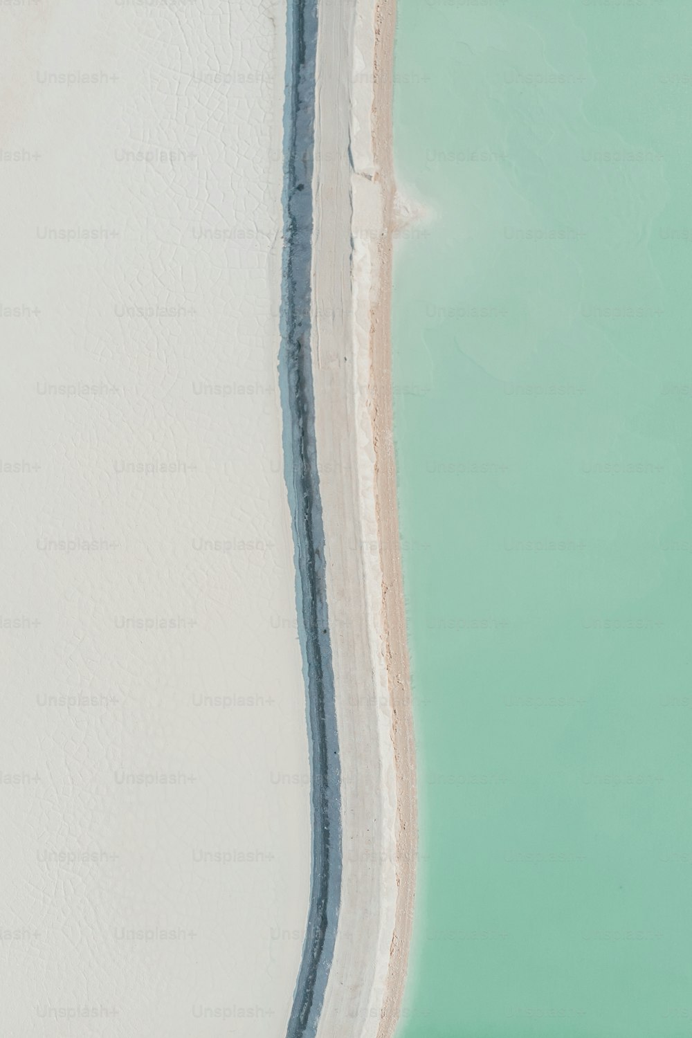 砂浜の上でサーフボードに乗る男