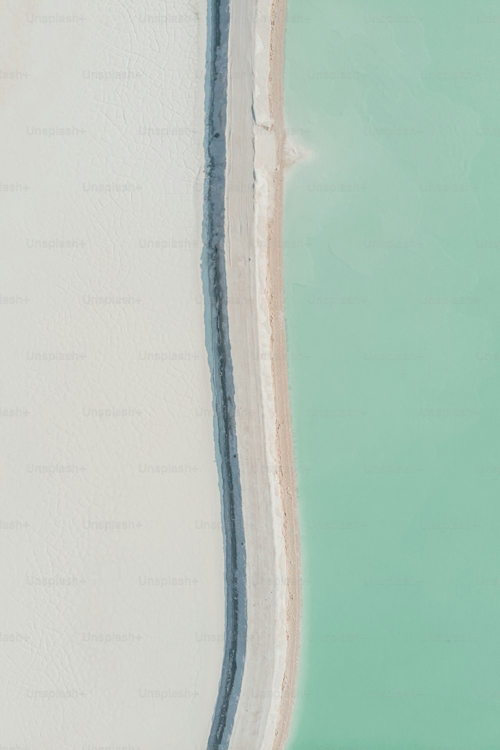 Ein Mann, der auf einem Surfbrett auf einem Sandstrand reitet