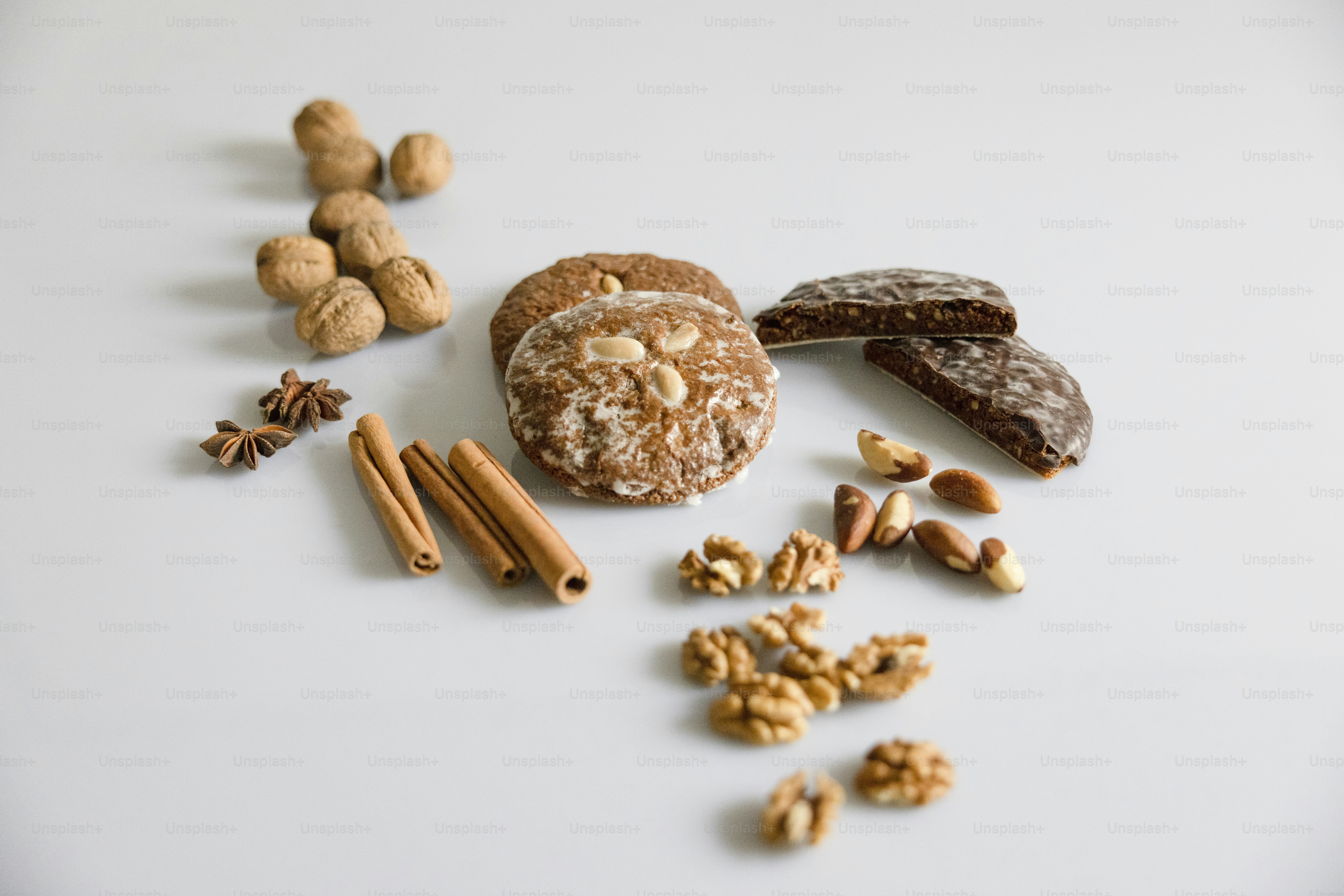 une table blanche garnie de noix et de biscuits