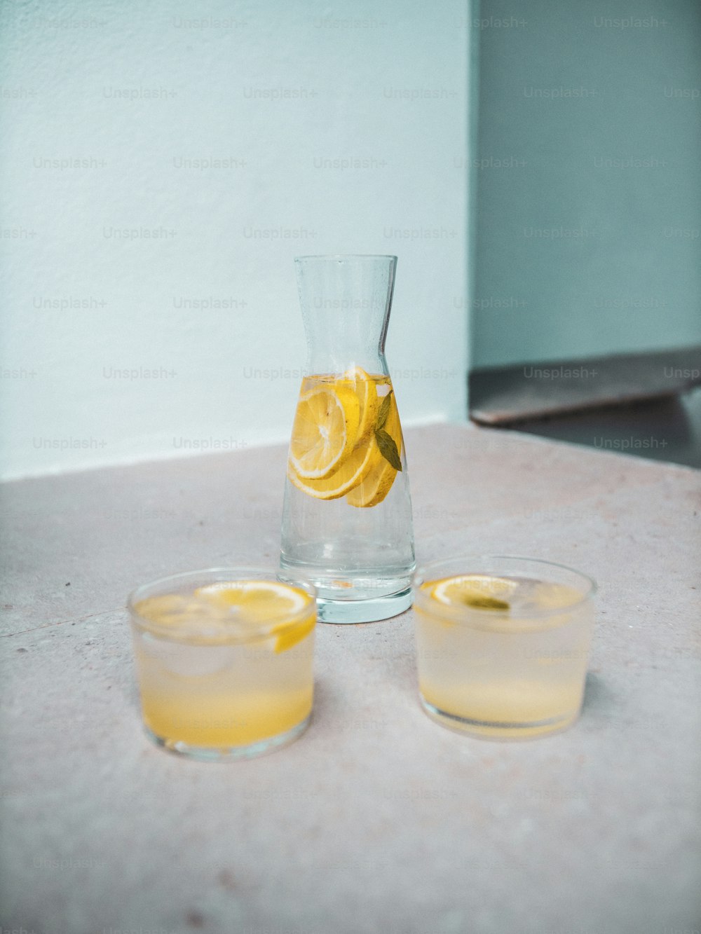 ein Krug und zwei Gläser gefüllt mit Limonade