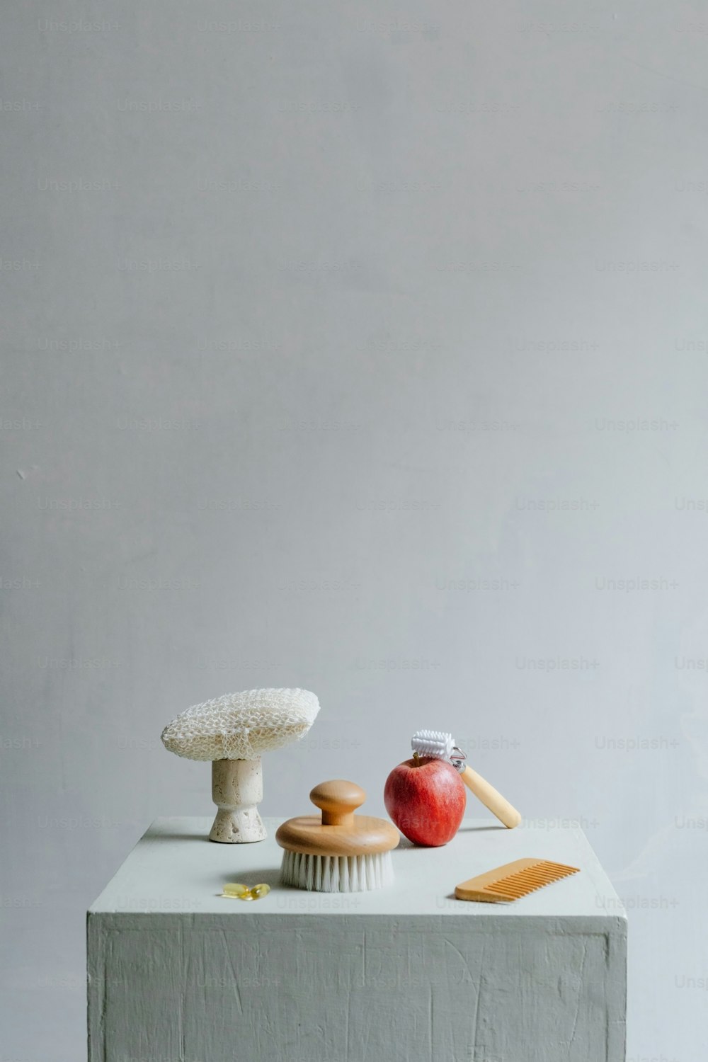 uma mesa coberta com uma maçã e um cupcake