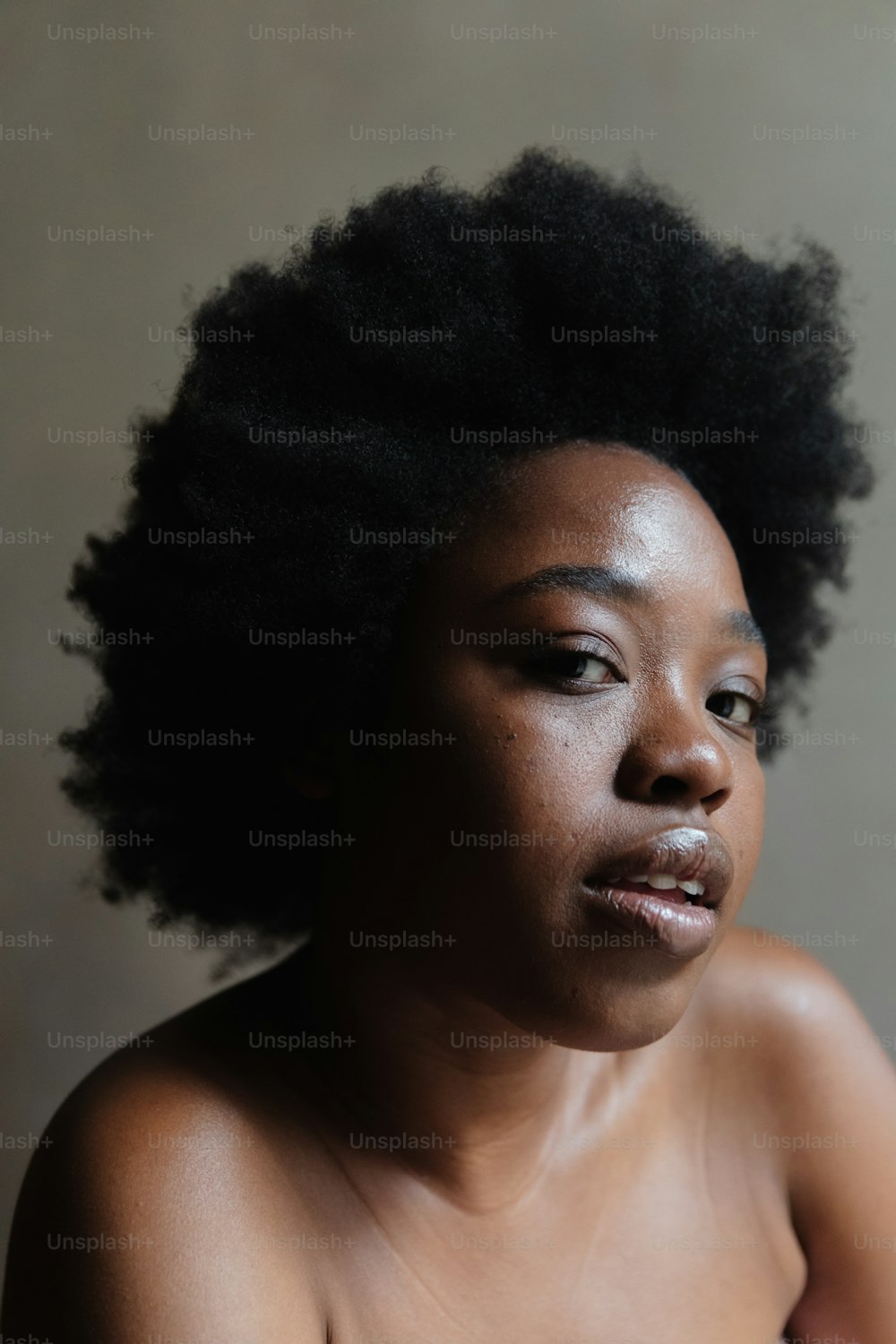 Uma mulher com um afro está posando para uma foto