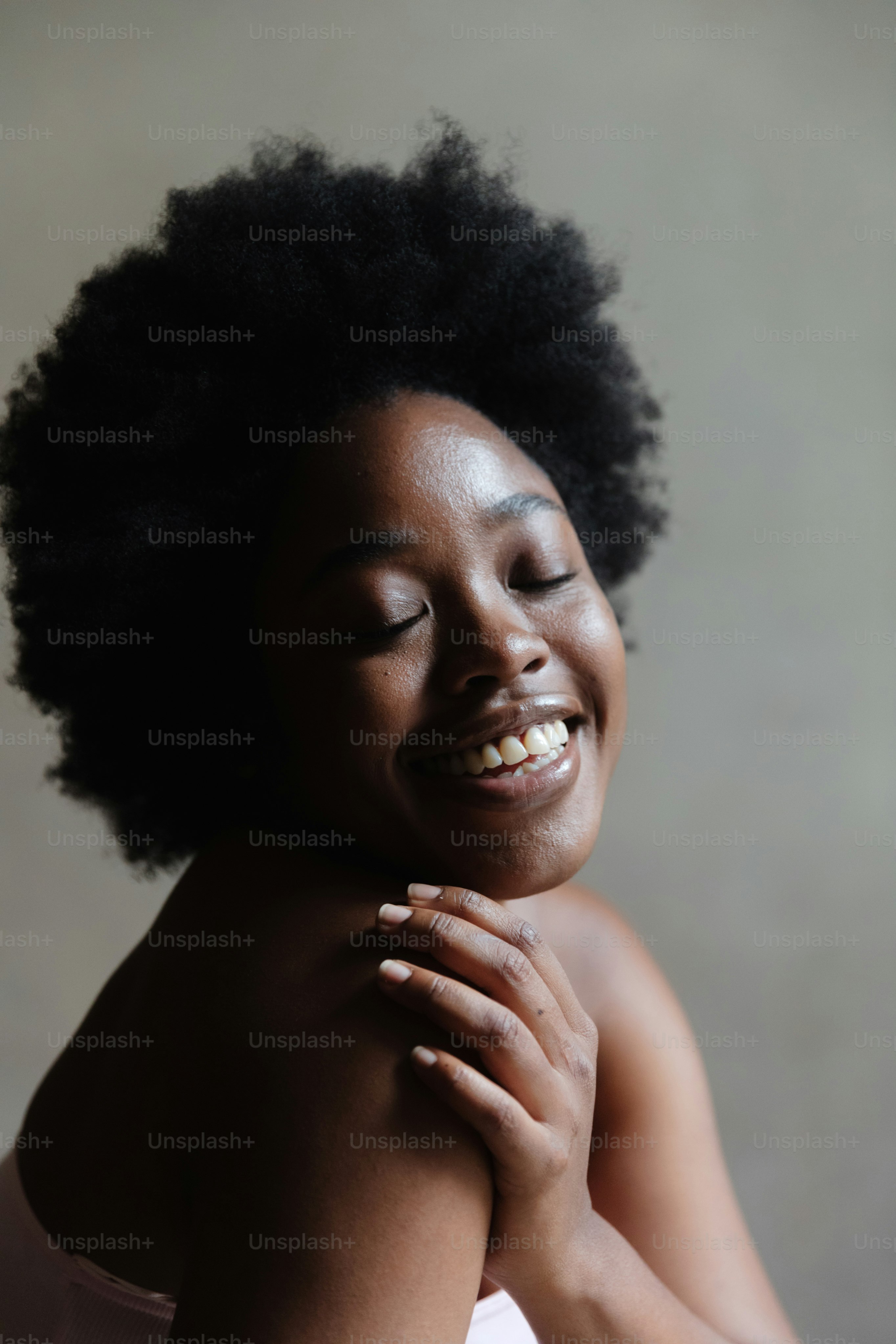 Una mujer con una sonrisa en su rostro