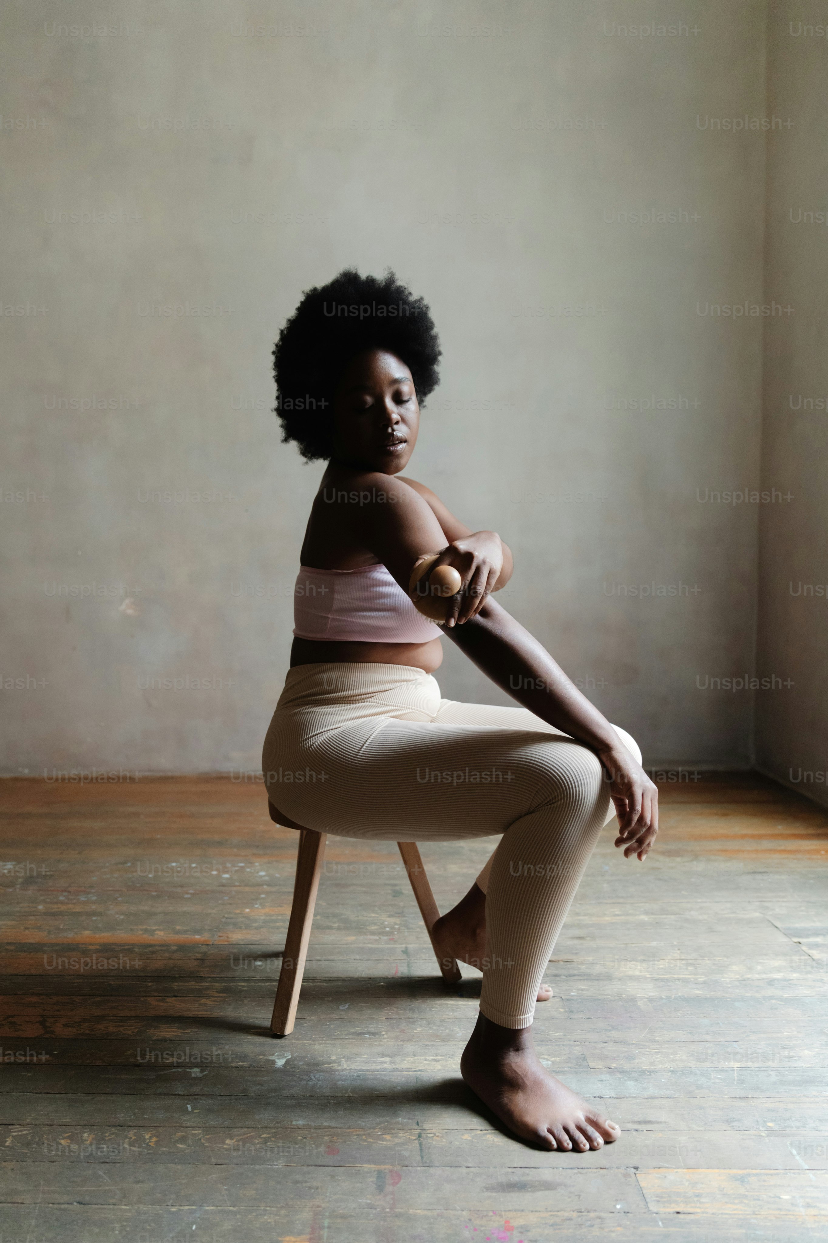 uma mulher sentada em uma cadeira em uma sala