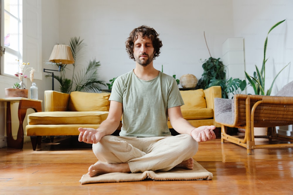 um homem sentado no meio de uma pose de ioga