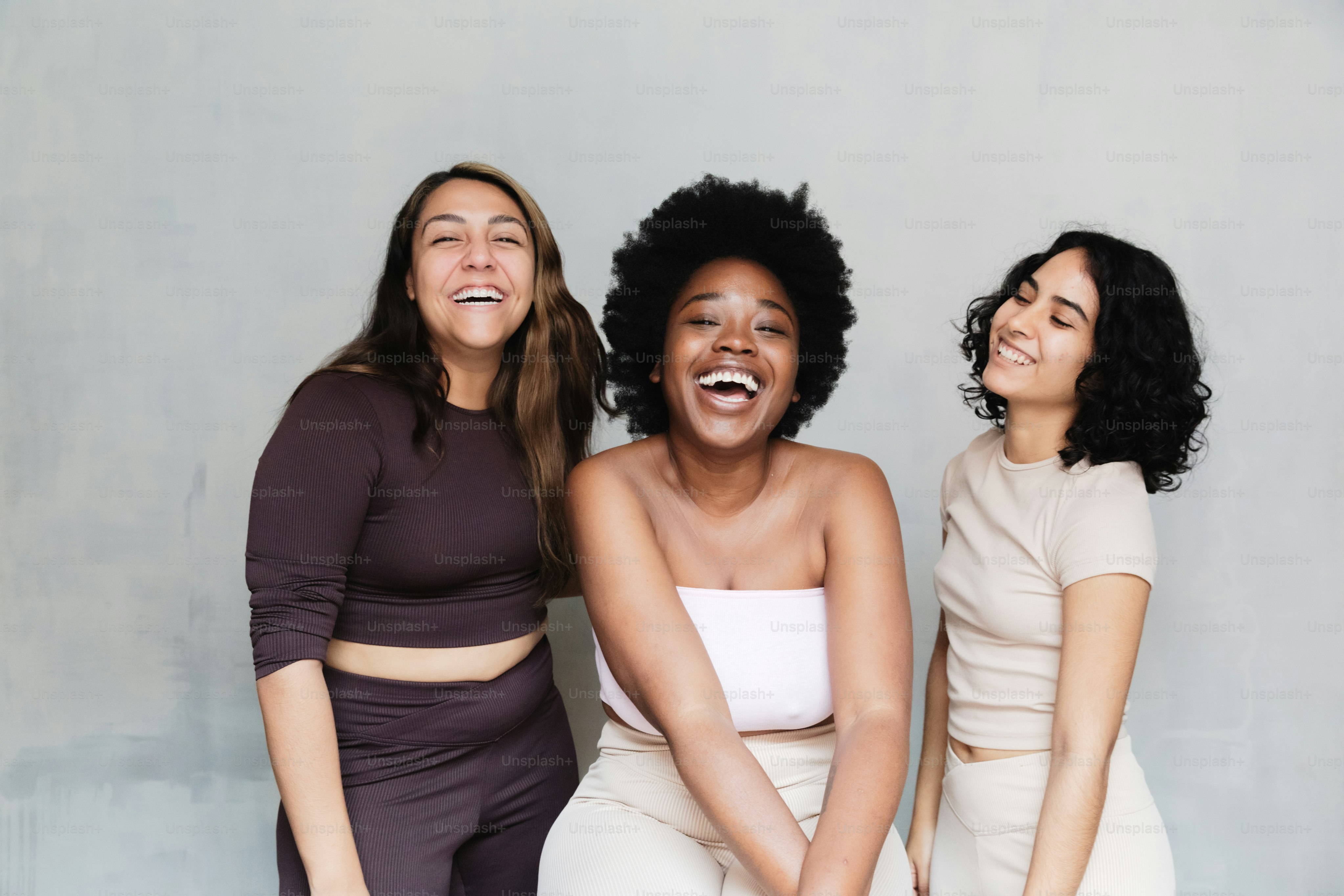 의자에 앉아 웃고 있는 세 여자