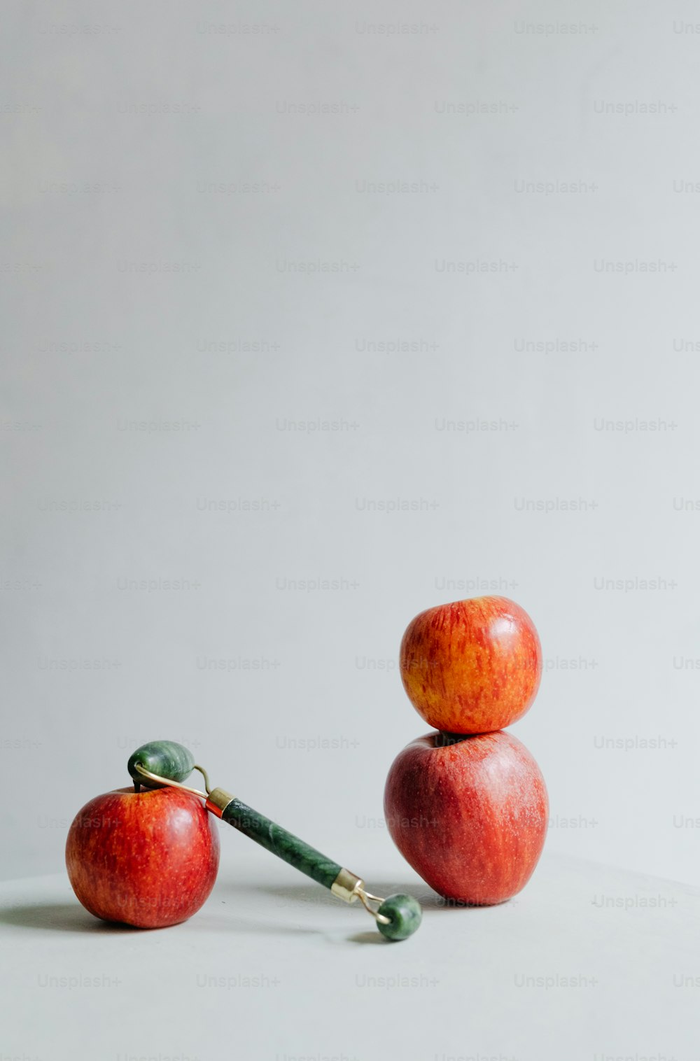 Un par de manzanas sentadas una encima de la otra