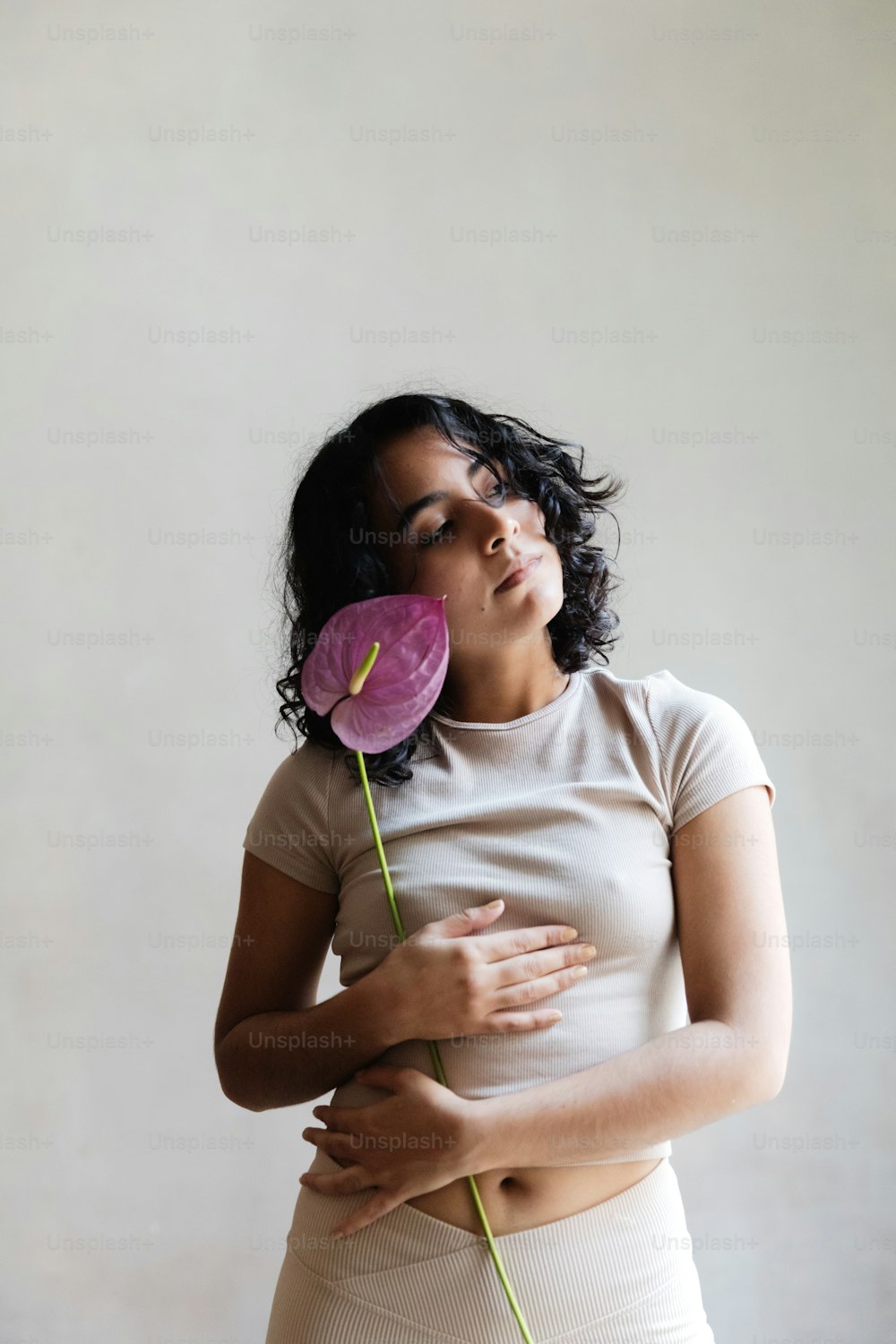 uma mulher com uma flor na mão