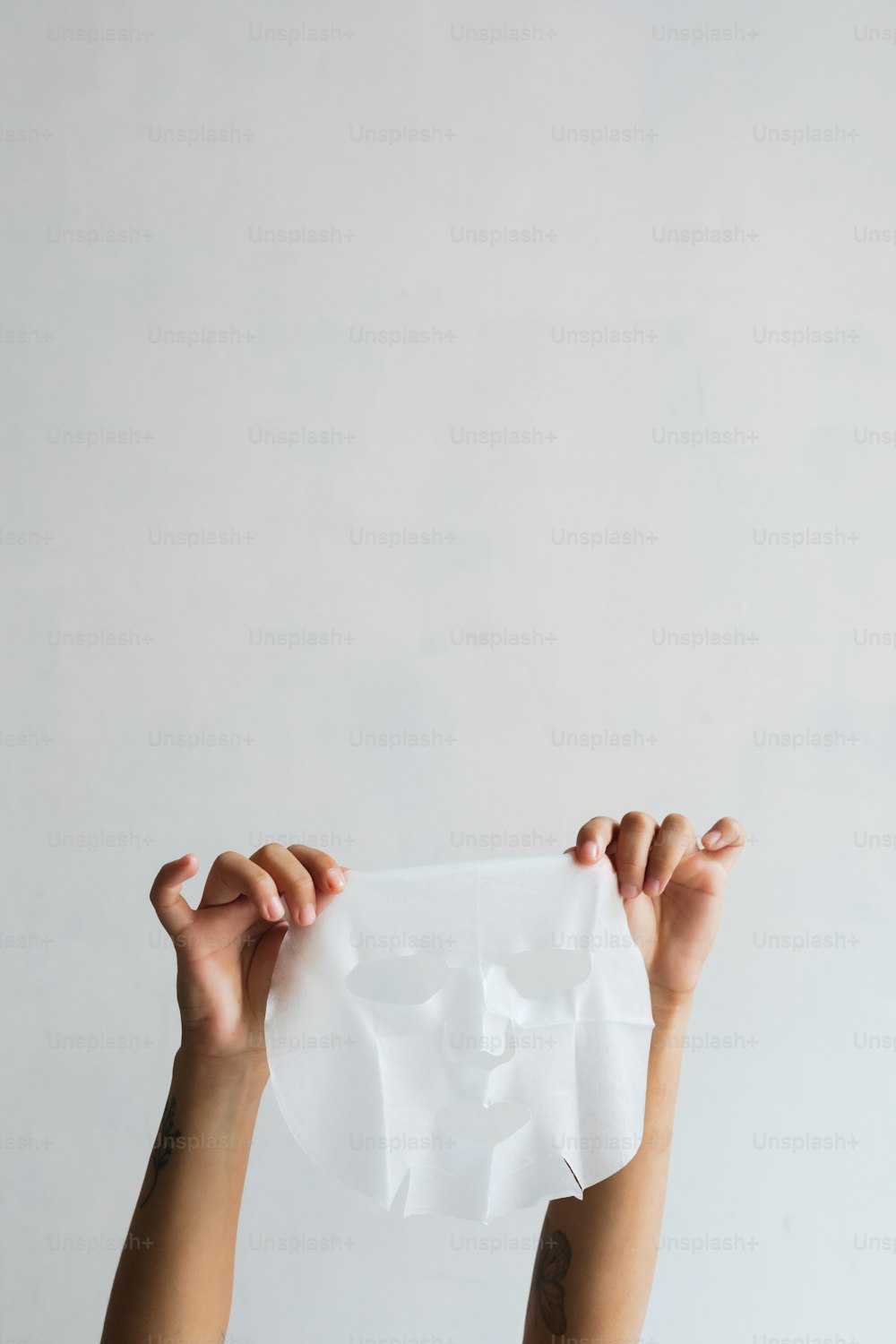 白い紙を掲げる女性