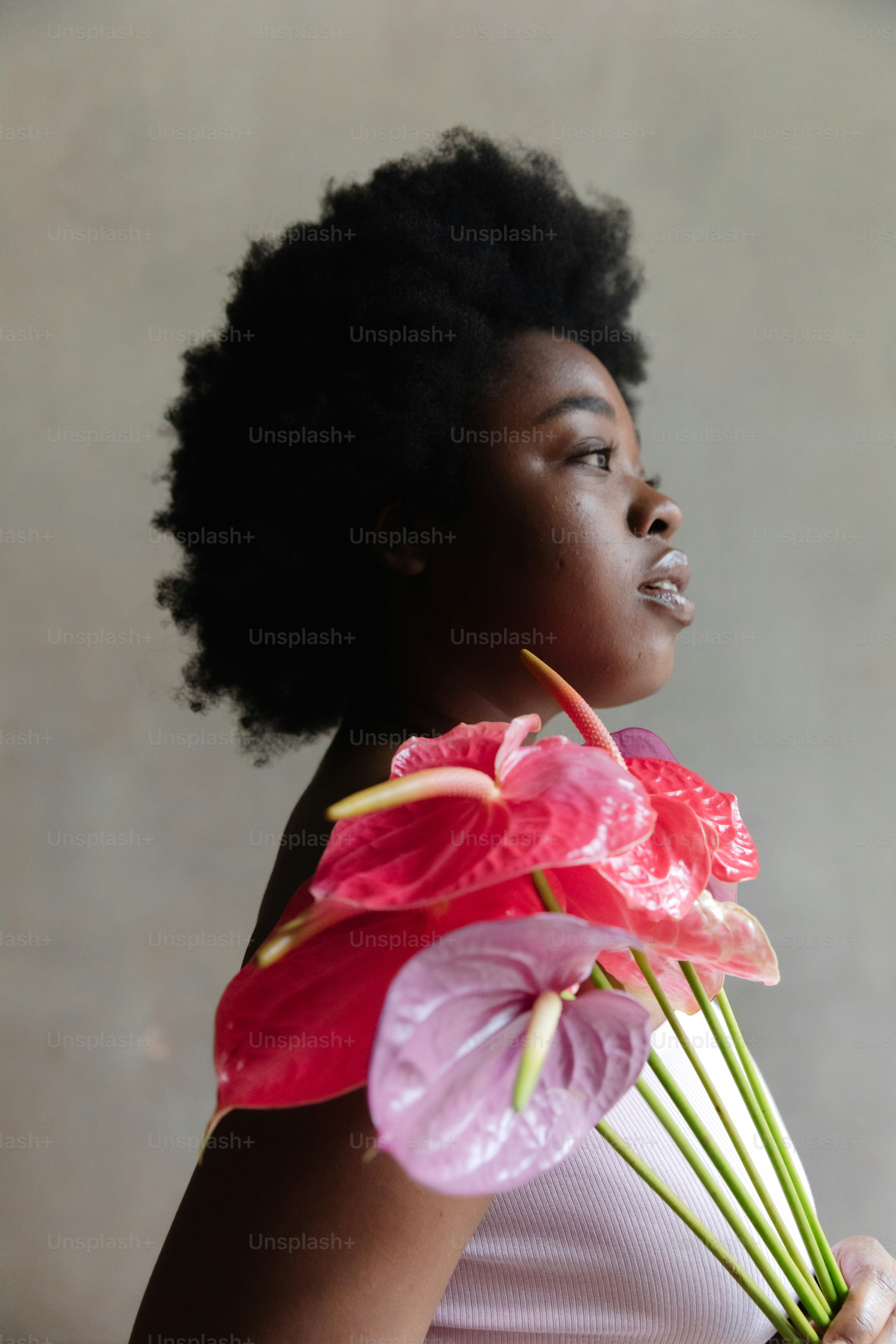 una donna che tiene un mazzo di fiori tra le mani