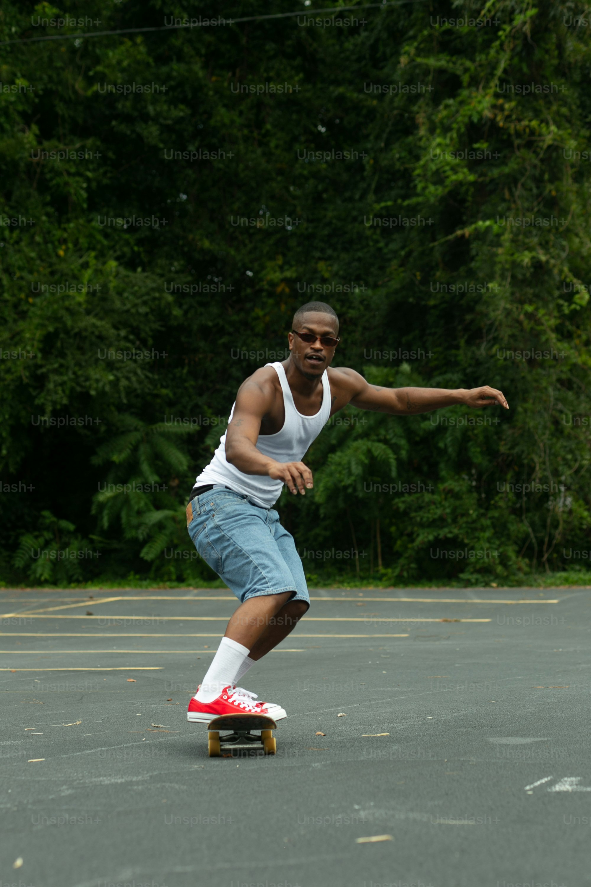 Un homme faisant de la planche à roulettes sur le toit d’un parking
