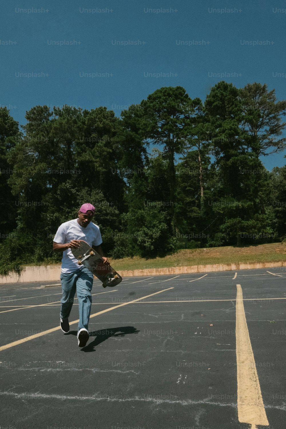 um homem com um skate em um estacionamento