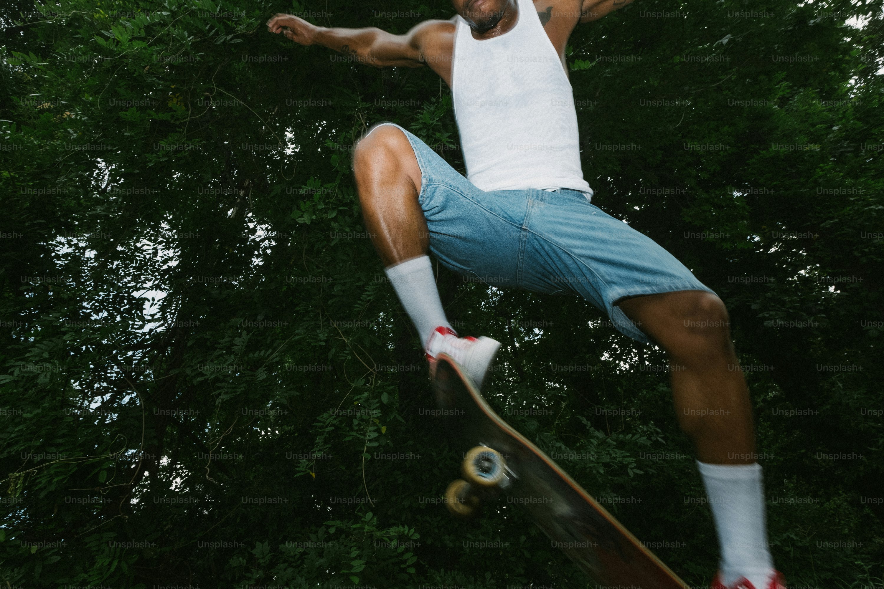 男がスケートボードでトリックをしている