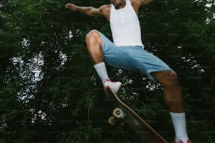 Un uomo sta facendo un trucco su uno skateboard