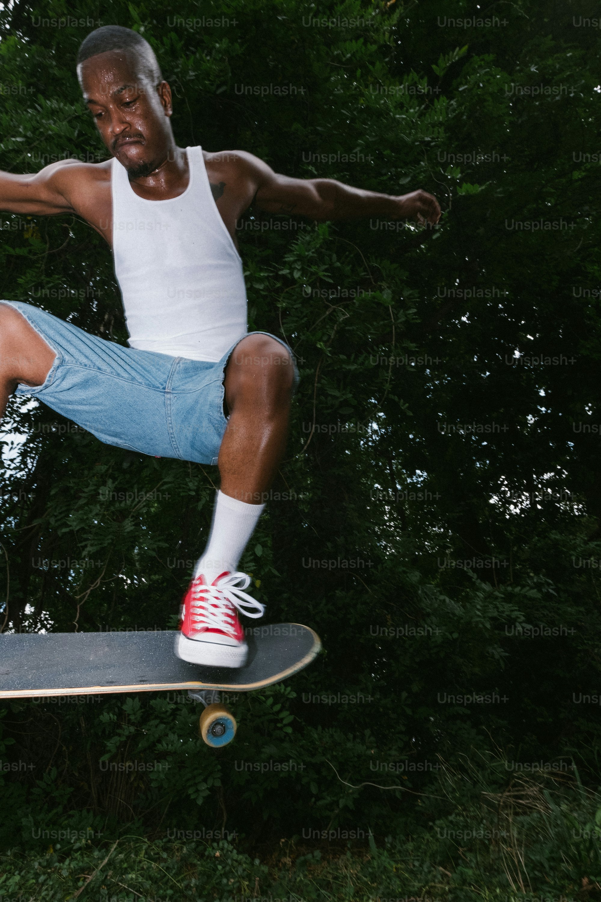 Um homem está fazendo um truque em um skate