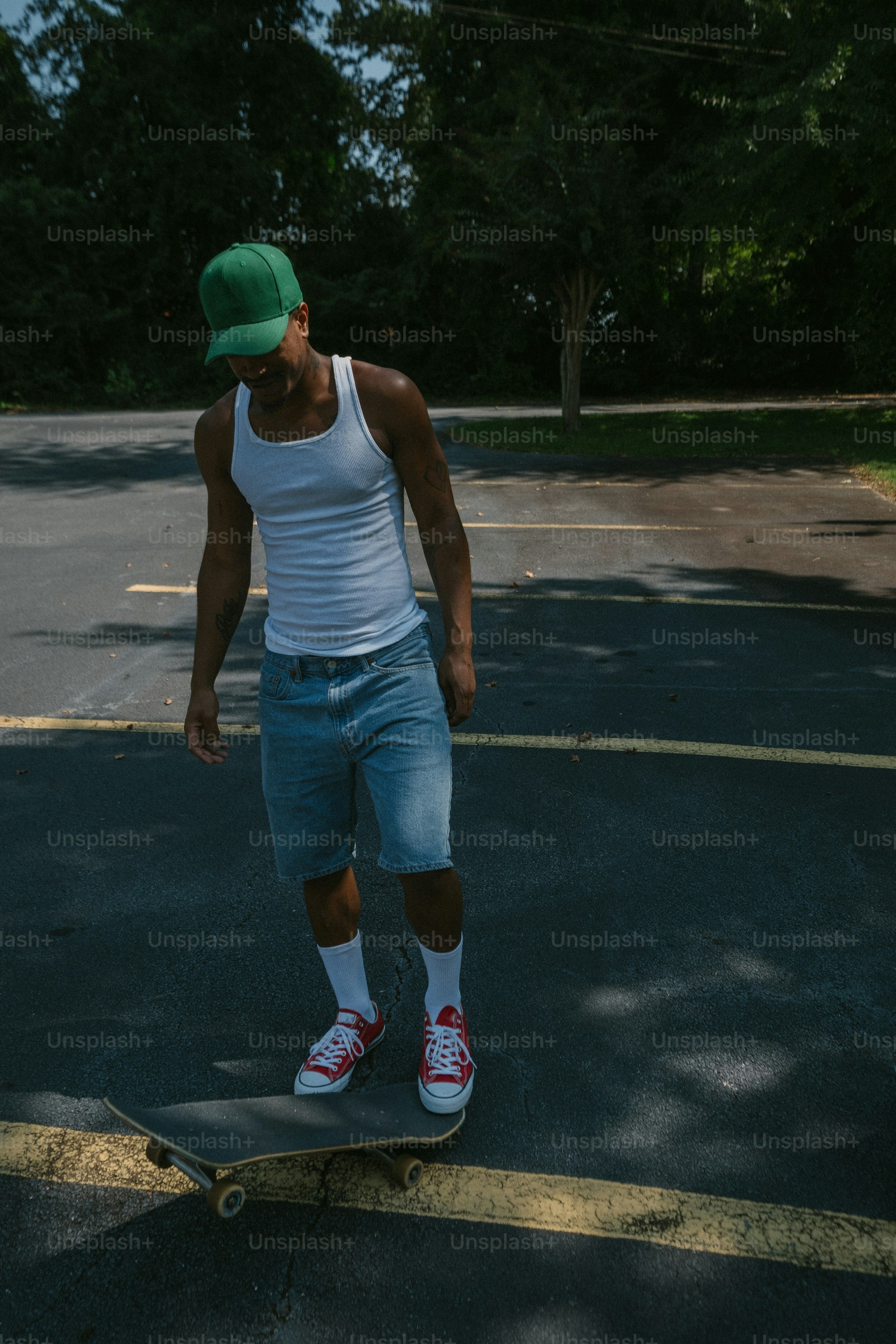 駐車場を横切ってスケートボードに乗る男性