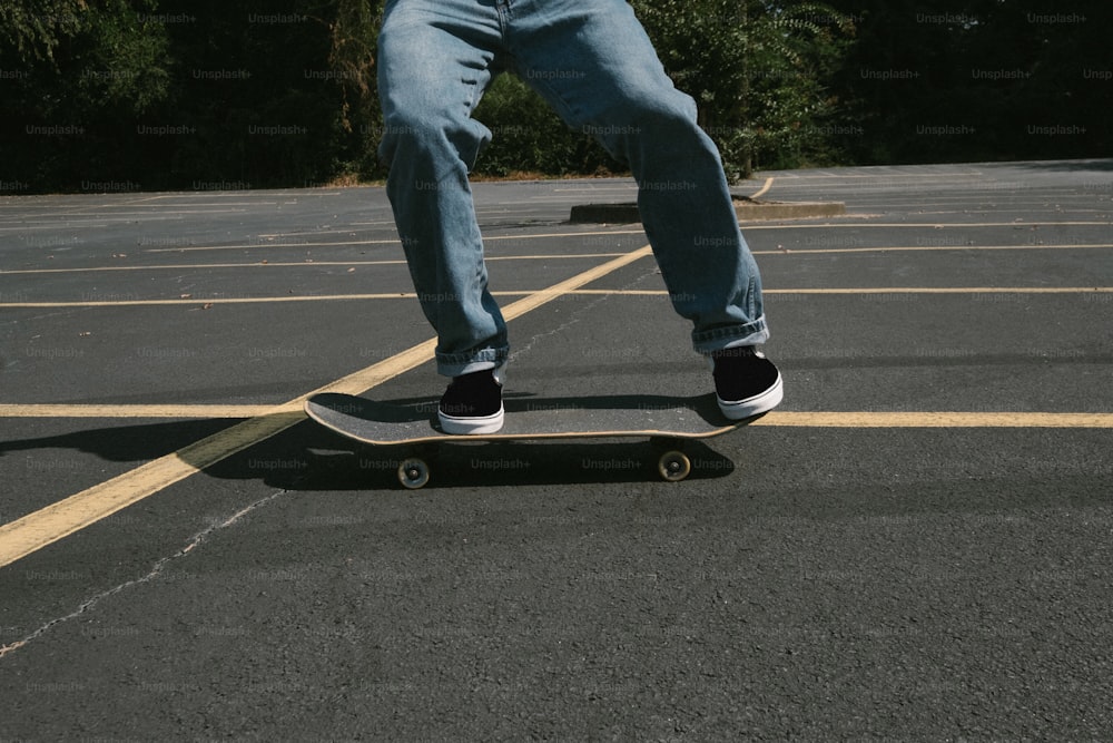 Un uomo che cavalca uno skateboard attraverso un parcheggio