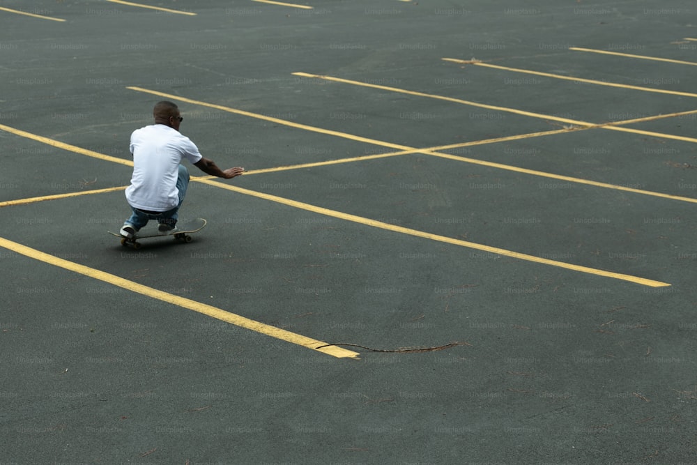 駐車場を横切ってスケートボードに乗る男性