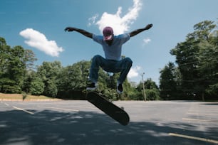 una persona che salta una tavola da skate in aria