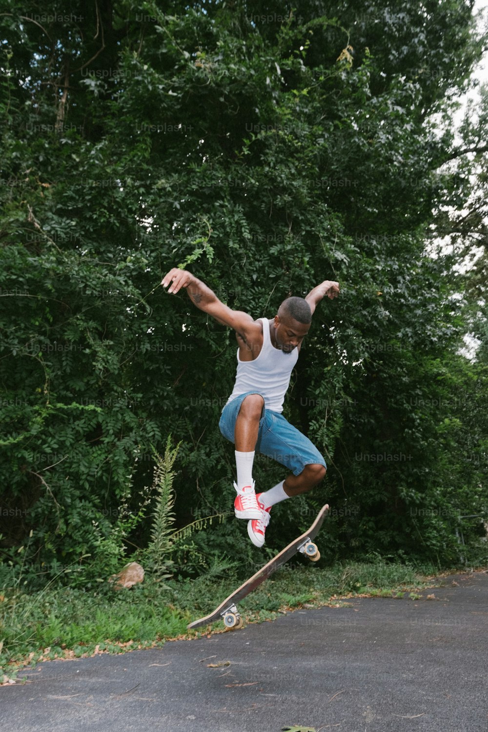 Ein Mann macht einen Trick auf einem Skateboard