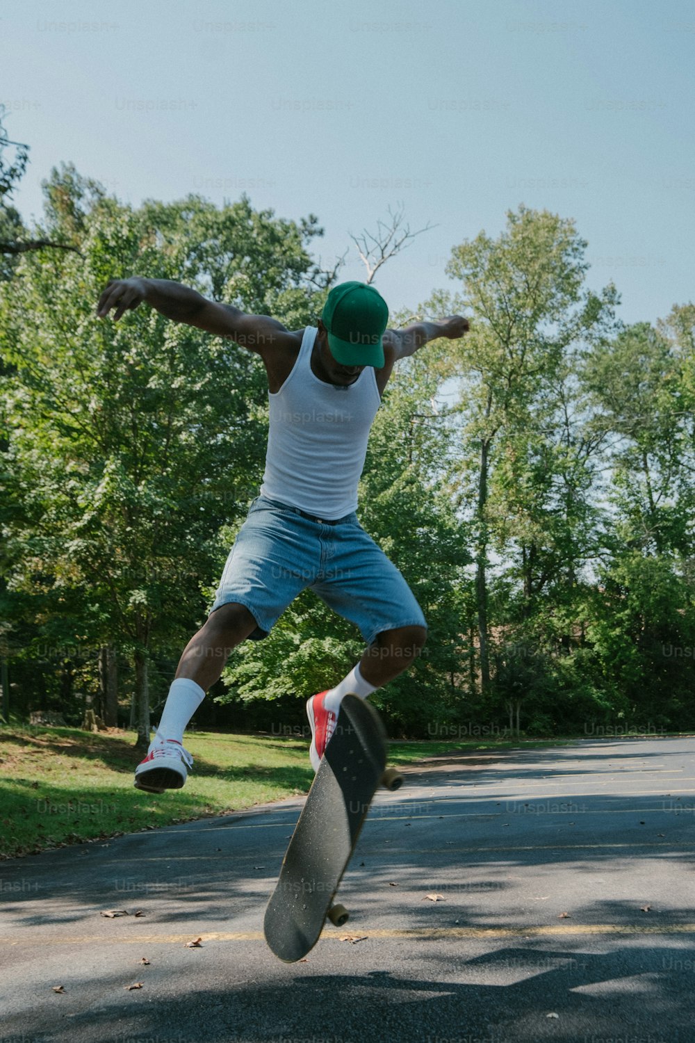 Un uomo sta facendo un trucco su uno skateboard